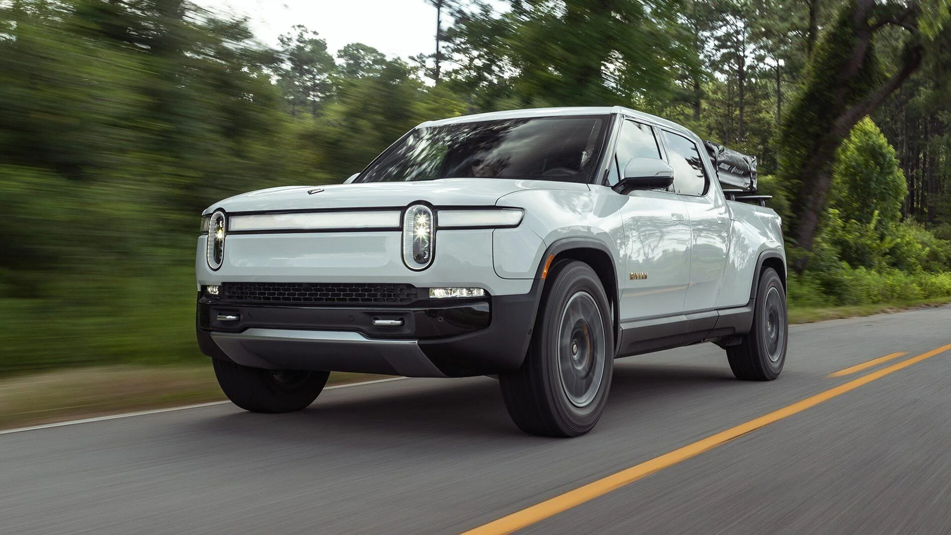 Rivian R1T R1S Motor Trend Review: The 2022 Rivian R1T Is the Most Remarkable Pickup We’ve Ever Driven 2022-Rivian-R1T-6