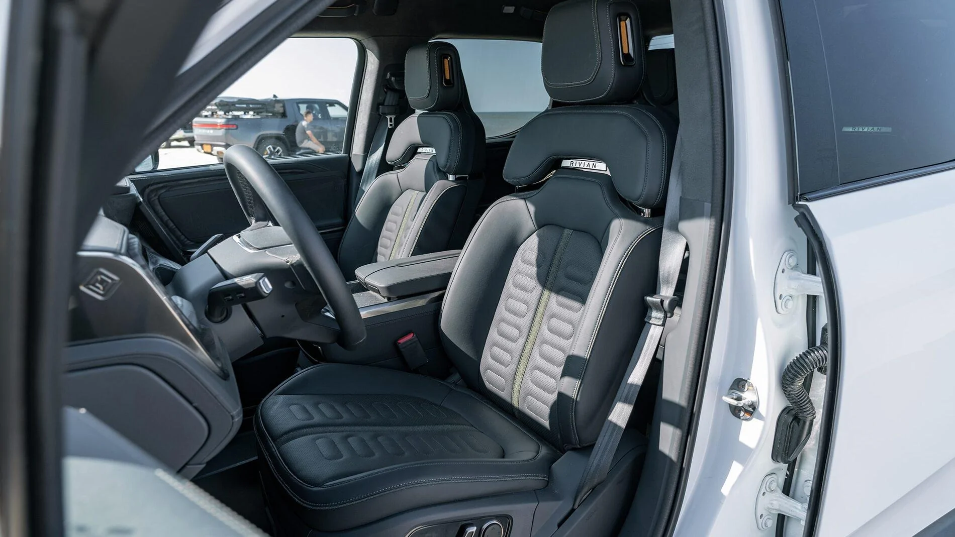 Rivian R1T R1S Motor Trend Review: The 2022 Rivian R1T Is the Most Remarkable Pickup We’ve Ever Driven 2022-Rivian-R1T-16