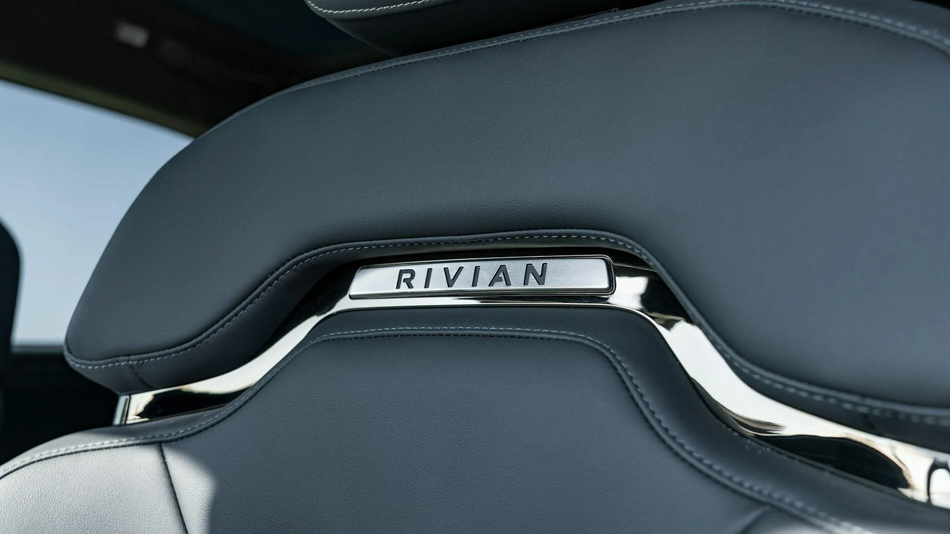 Rivian R1T R1S Motor Trend Review: The 2022 Rivian R1T Is the Most Remarkable Pickup We’ve Ever Driven 2022-Rivian-R1T-17