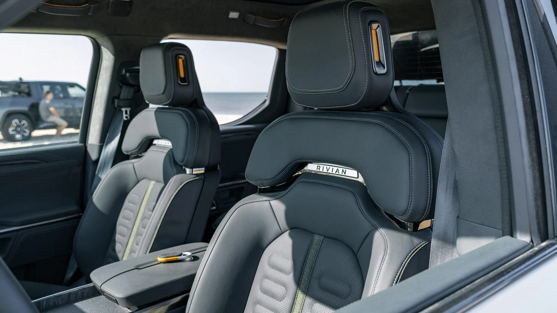 Rivian R1T R1S Motor Trend Review: The 2022 Rivian R1T Is the Most Remarkable Pickup We’ve Ever Driven 2022-Rivian-R1T-19