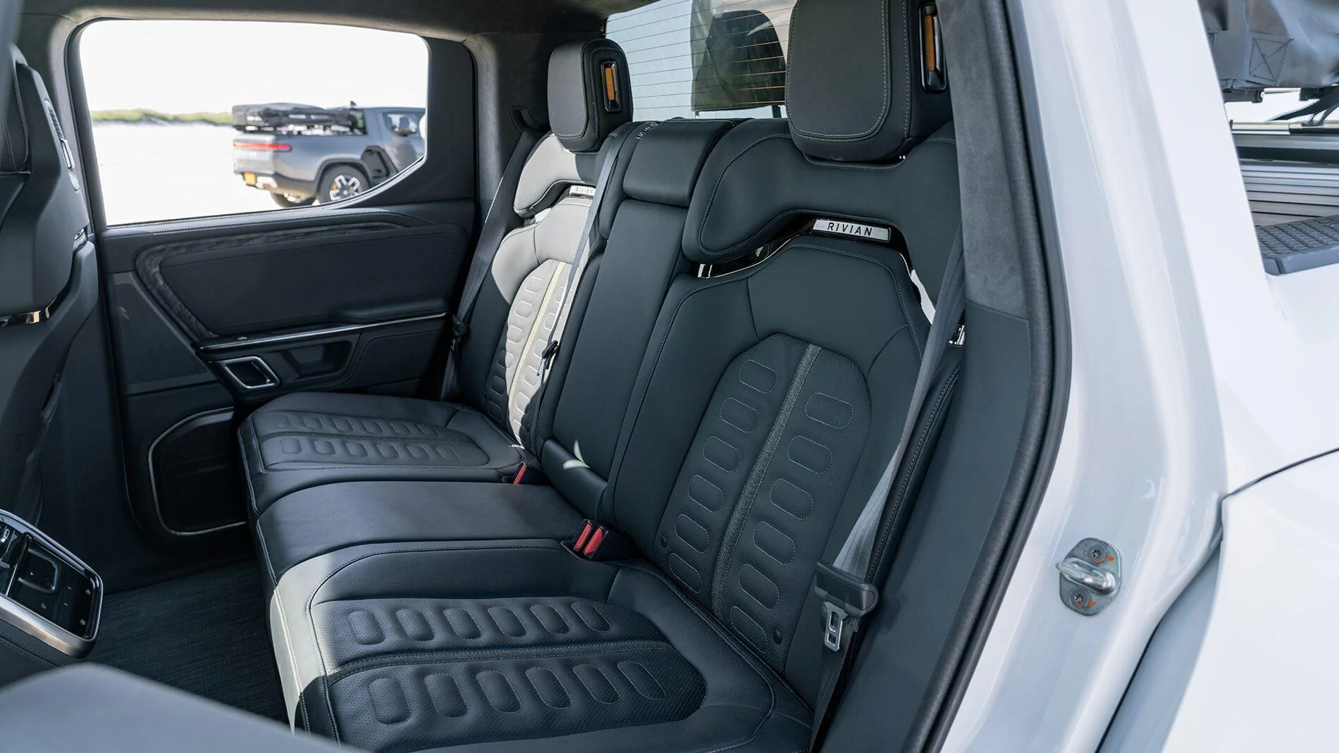 Rivian R1T R1S Motor Trend Review: The 2022 Rivian R1T Is the Most Remarkable Pickup We’ve Ever Driven 2022-Rivian-R1T-20