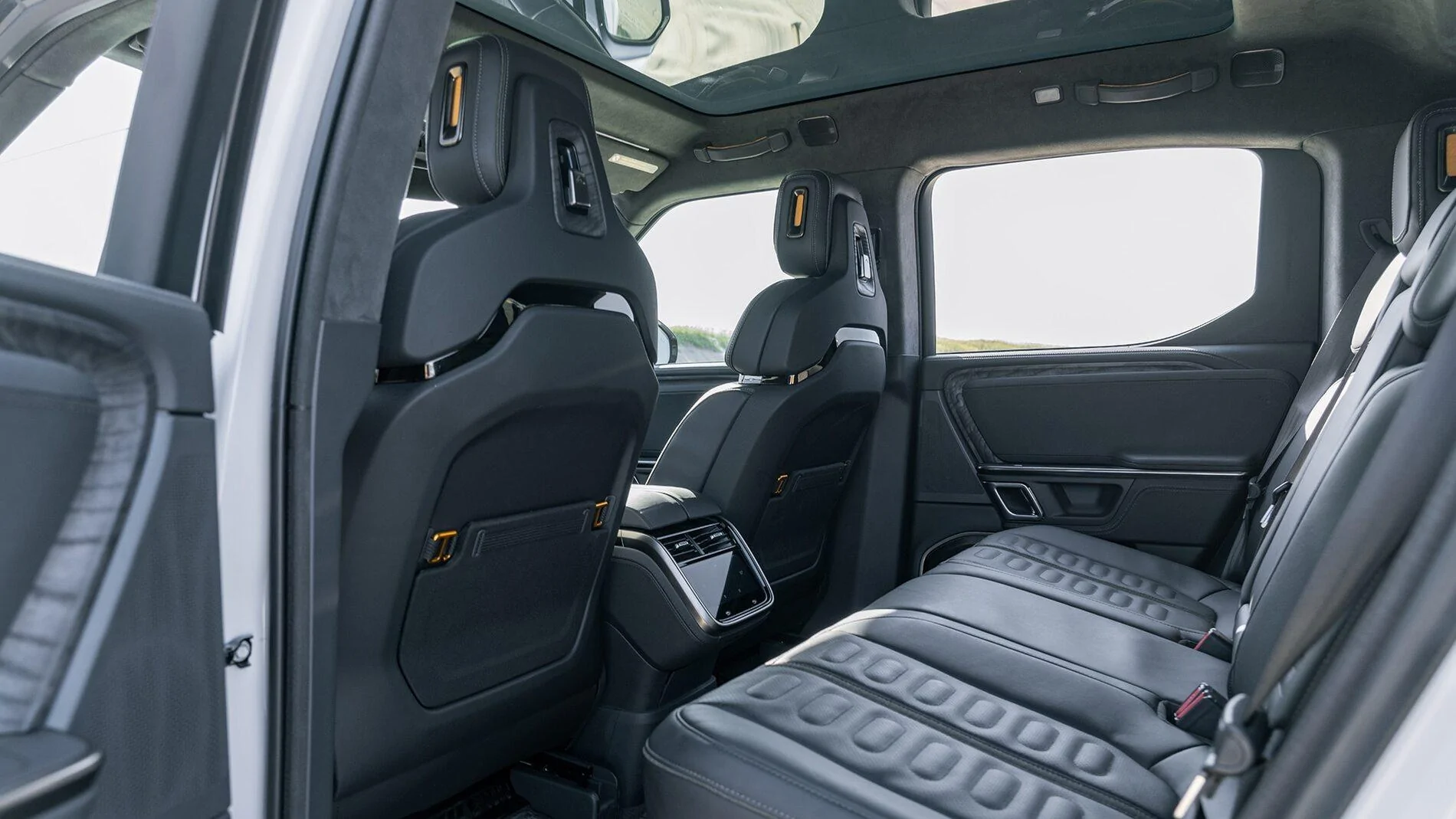 Rivian R1T R1S Motor Trend Review: The 2022 Rivian R1T Is the Most Remarkable Pickup We’ve Ever Driven 2022-Rivian-R1T-22