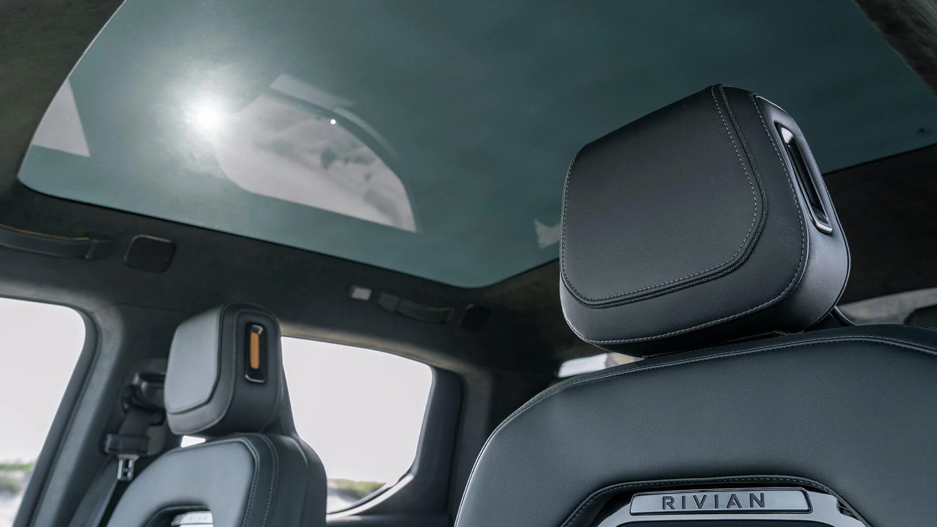 Rivian R1T R1S Motor Trend Review: The 2022 Rivian R1T Is the Most Remarkable Pickup We’ve Ever Driven 2022-Rivian-R1T-27