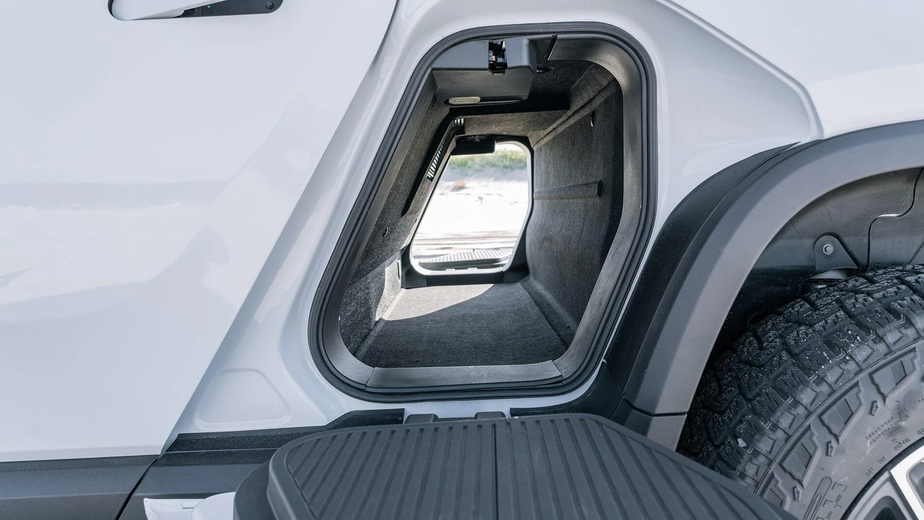 Rivian R1T R1S Motor Trend Review: The 2022 Rivian R1T Is the Most Remarkable Pickup We’ve Ever Driven 2022-Rivian-R1T-28