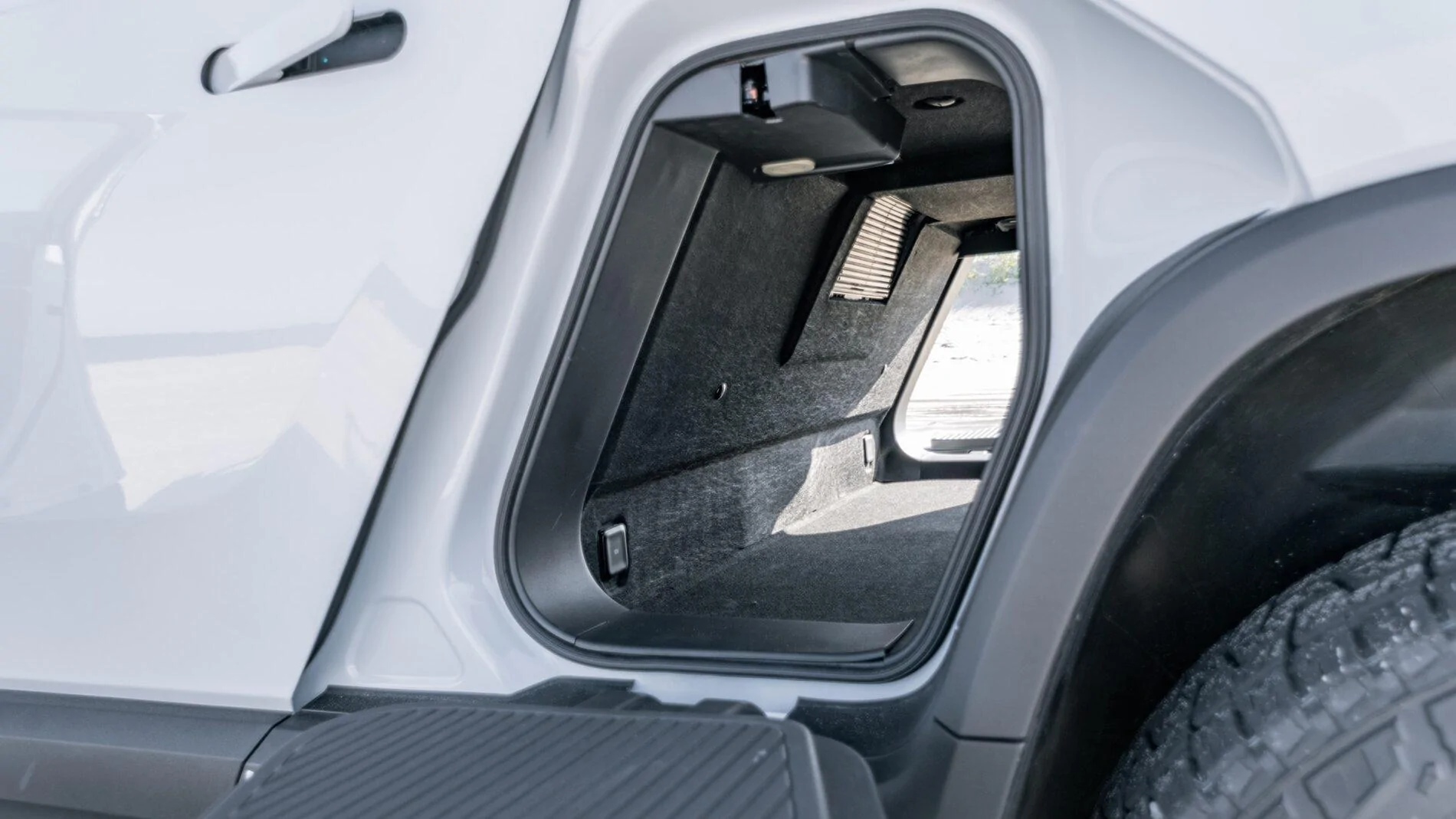 Rivian R1T R1S Motor Trend Review: The 2022 Rivian R1T Is the Most Remarkable Pickup We’ve Ever Driven 2022-Rivian-R1T-29