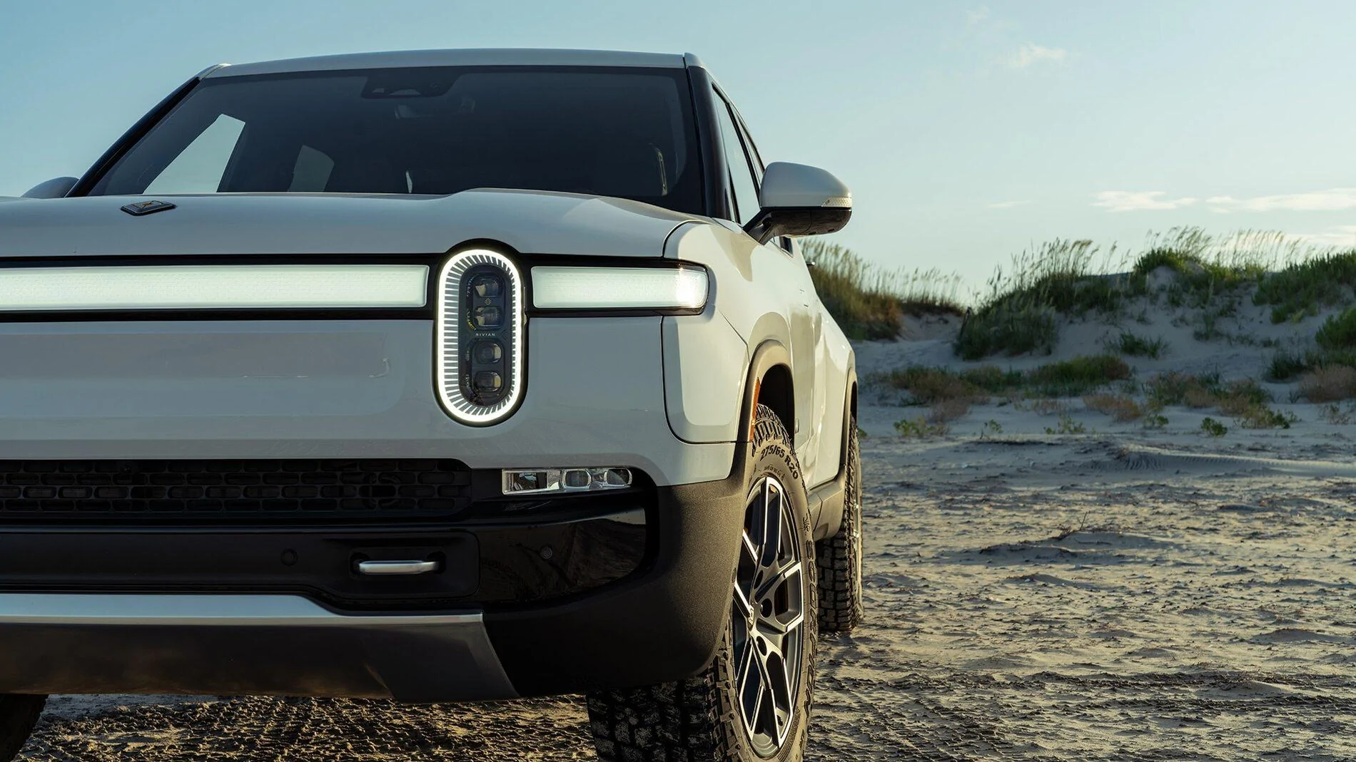 Rivian R1T R1S Motor Trend Review: The 2022 Rivian R1T Is the Most Remarkable Pickup We’ve Ever Driven 2022-Rivian-R1T-34