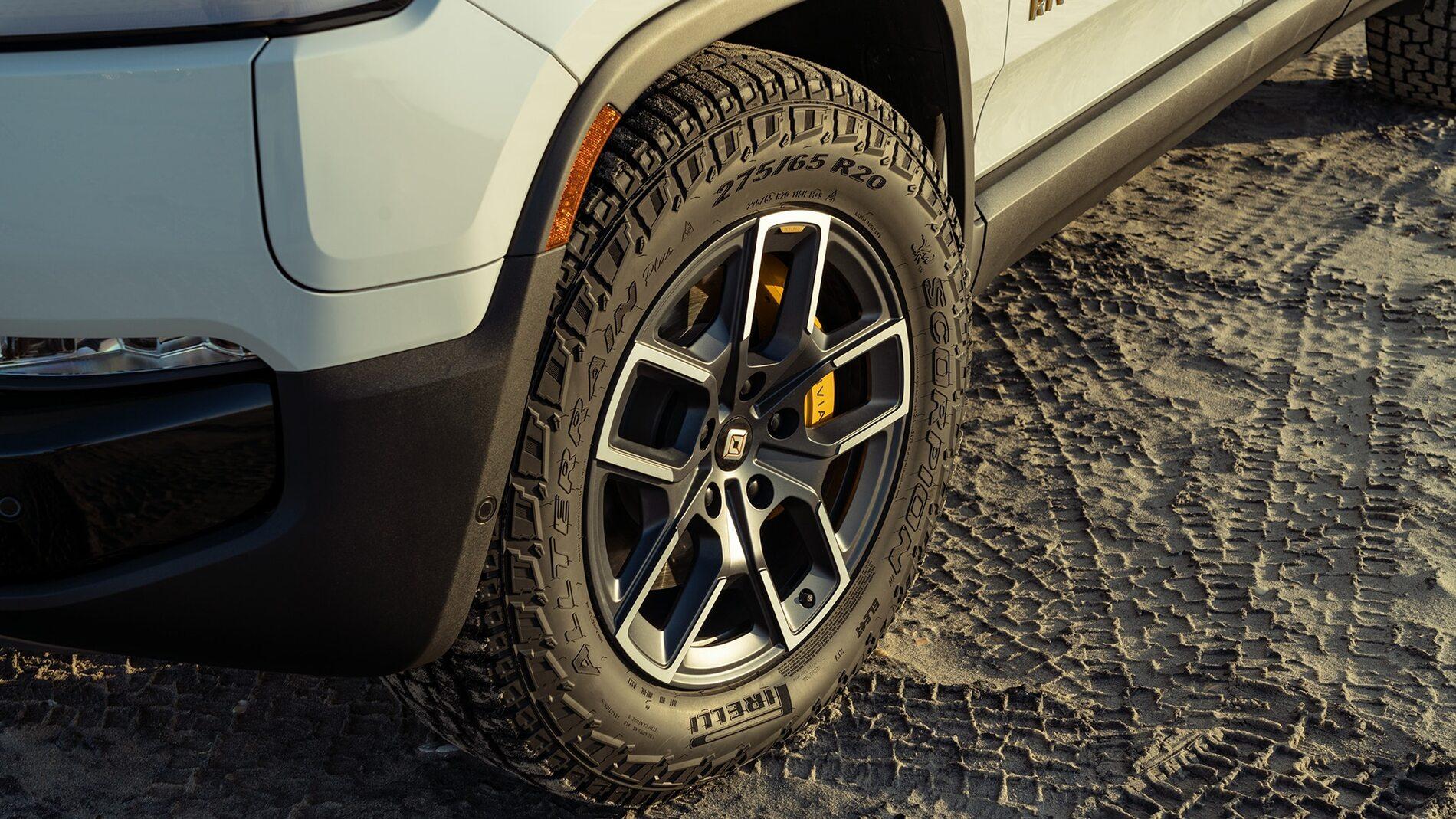 Rivian R1T R1S Motor Trend Review: The 2022 Rivian R1T Is the Most Remarkable Pickup We’ve Ever Driven 2022-Rivian-R1T-35