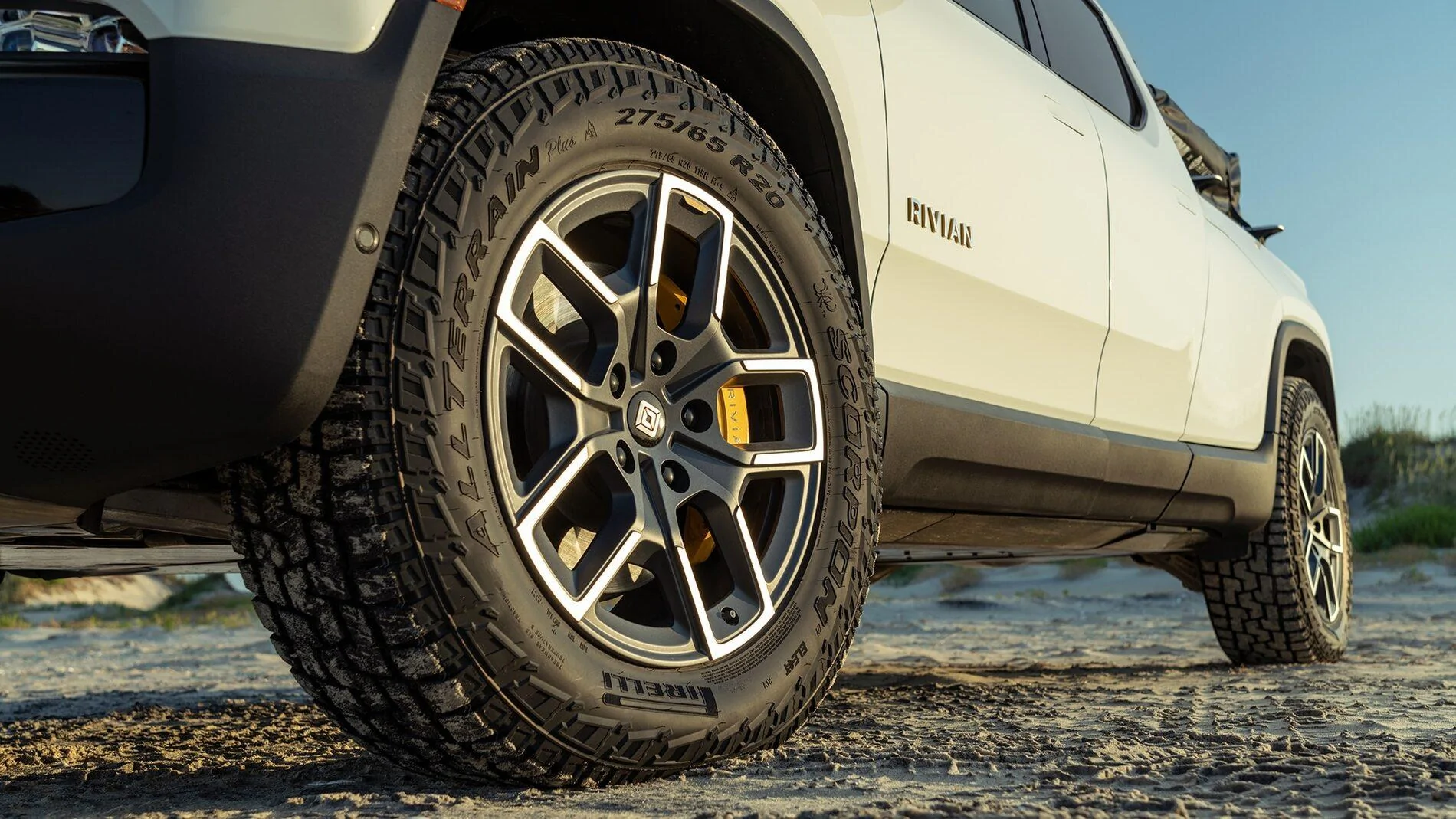 Rivian R1T R1S Motor Trend Review: The 2022 Rivian R1T Is the Most Remarkable Pickup We’ve Ever Driven 2022-Rivian-R1T-36