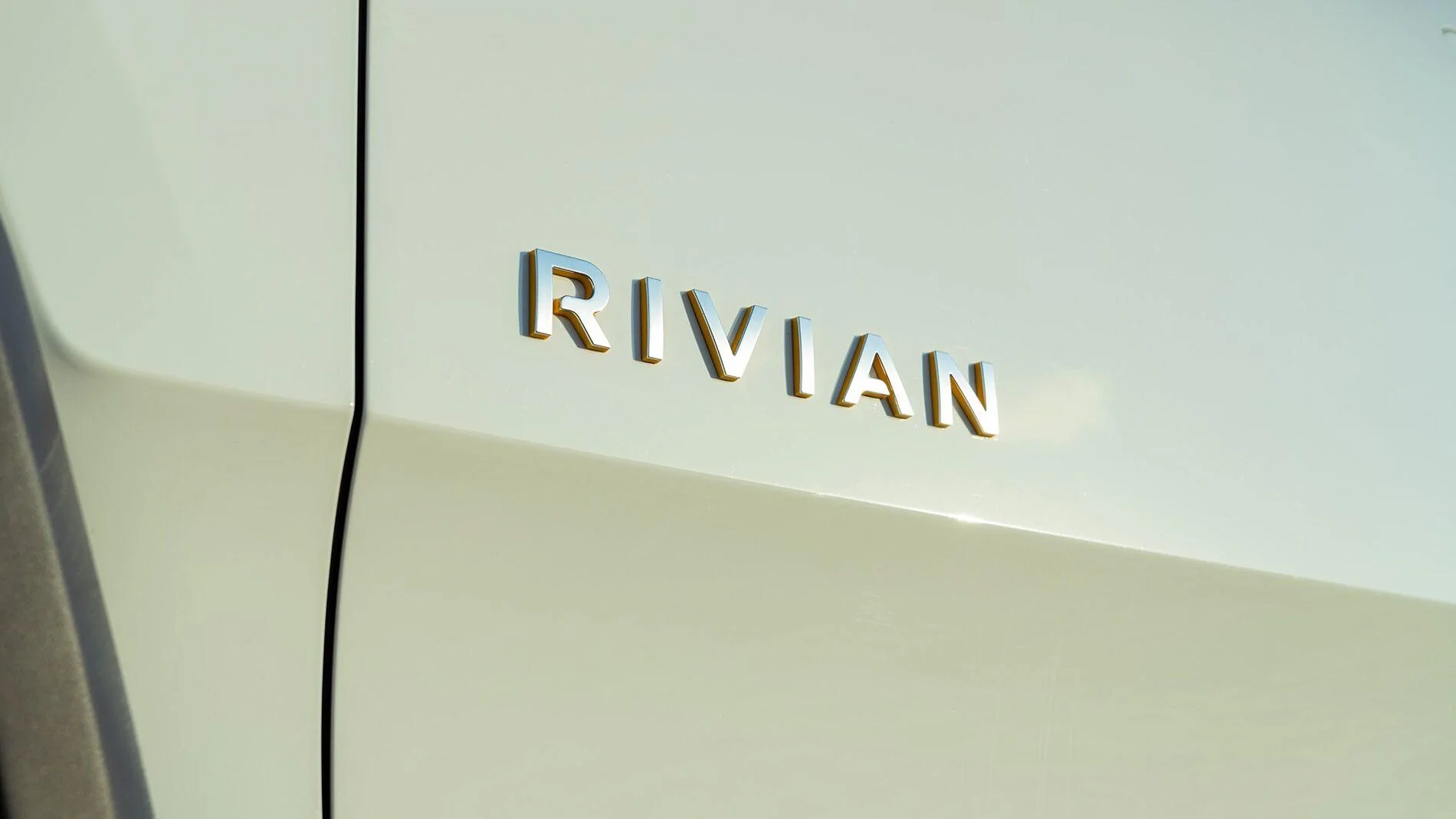 Rivian R1T R1S Motor Trend Review: The 2022 Rivian R1T Is the Most Remarkable Pickup We’ve Ever Driven 2022-Rivian-R1T-37