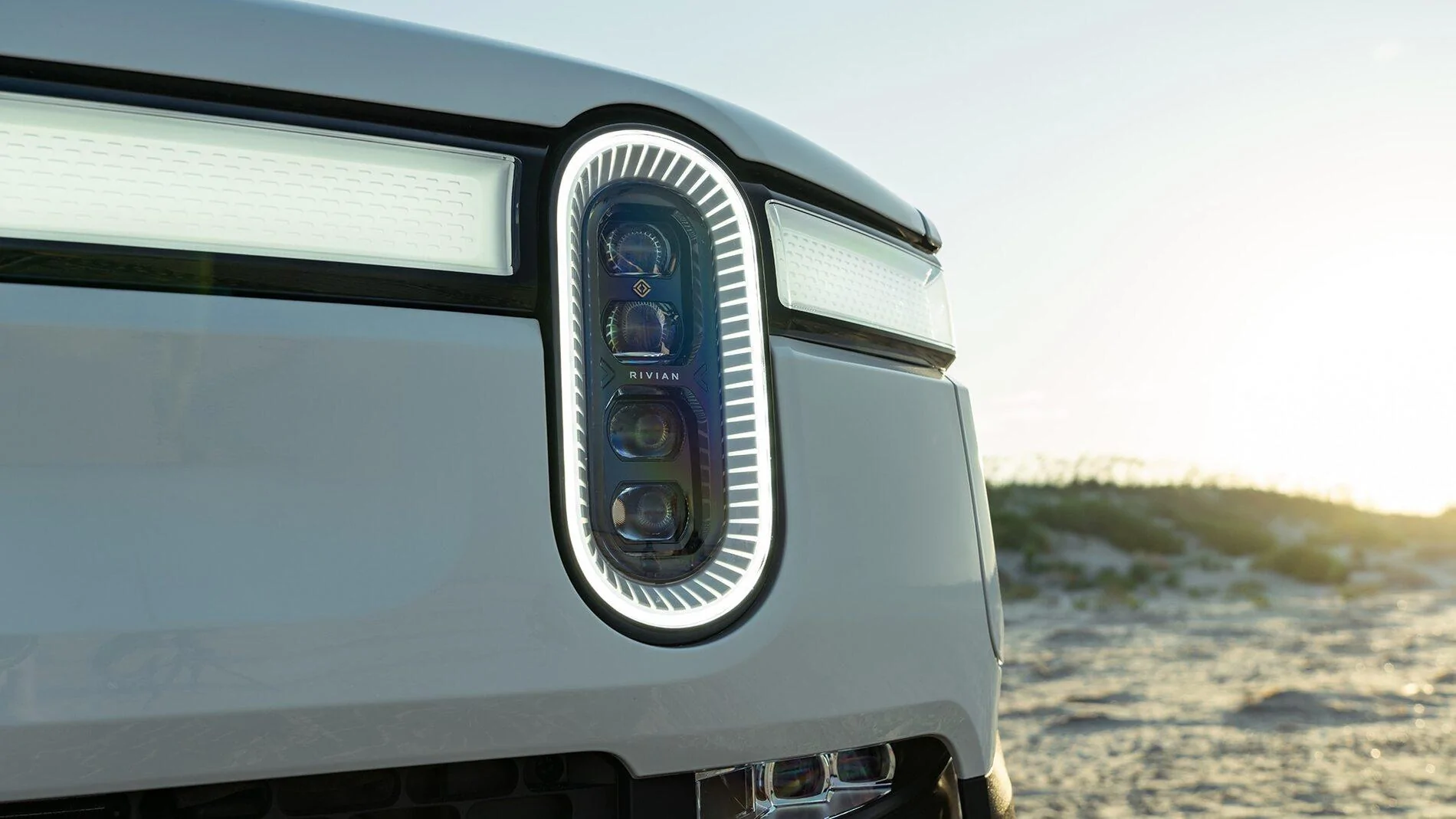 Rivian R1T R1S Motor Trend Review: The 2022 Rivian R1T Is the Most Remarkable Pickup We’ve Ever Driven 2022-Rivian-R1T-39