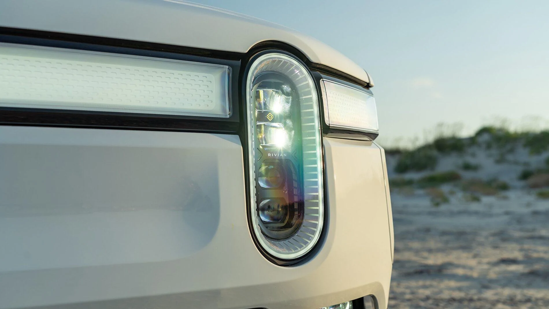 Rivian R1T R1S Motor Trend Review: The 2022 Rivian R1T Is the Most Remarkable Pickup We’ve Ever Driven 2022-Rivian-R1T-43