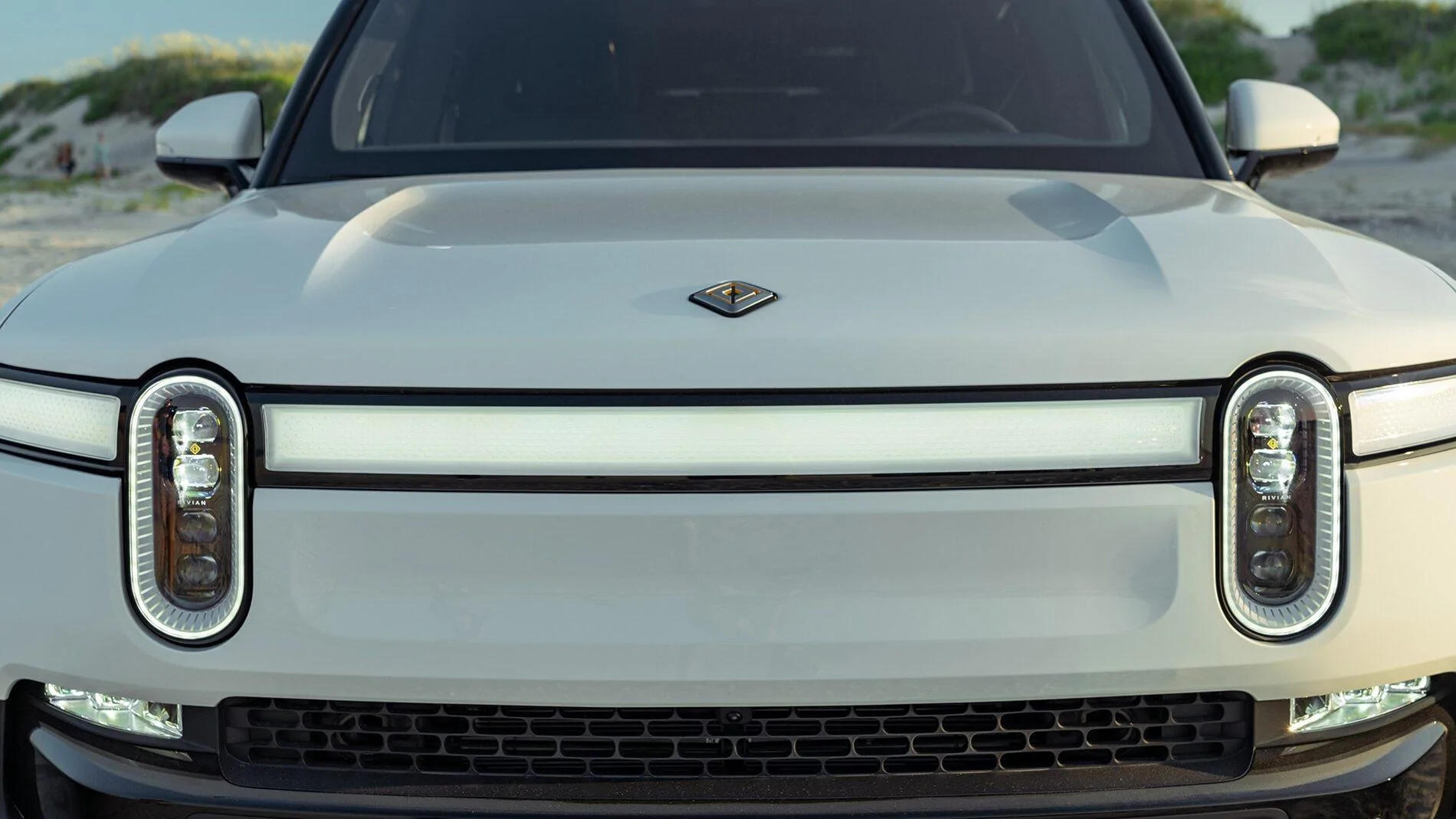 Rivian R1T R1S Motor Trend Review: The 2022 Rivian R1T Is the Most Remarkable Pickup We’ve Ever Driven 2022-Rivian-R1T-44