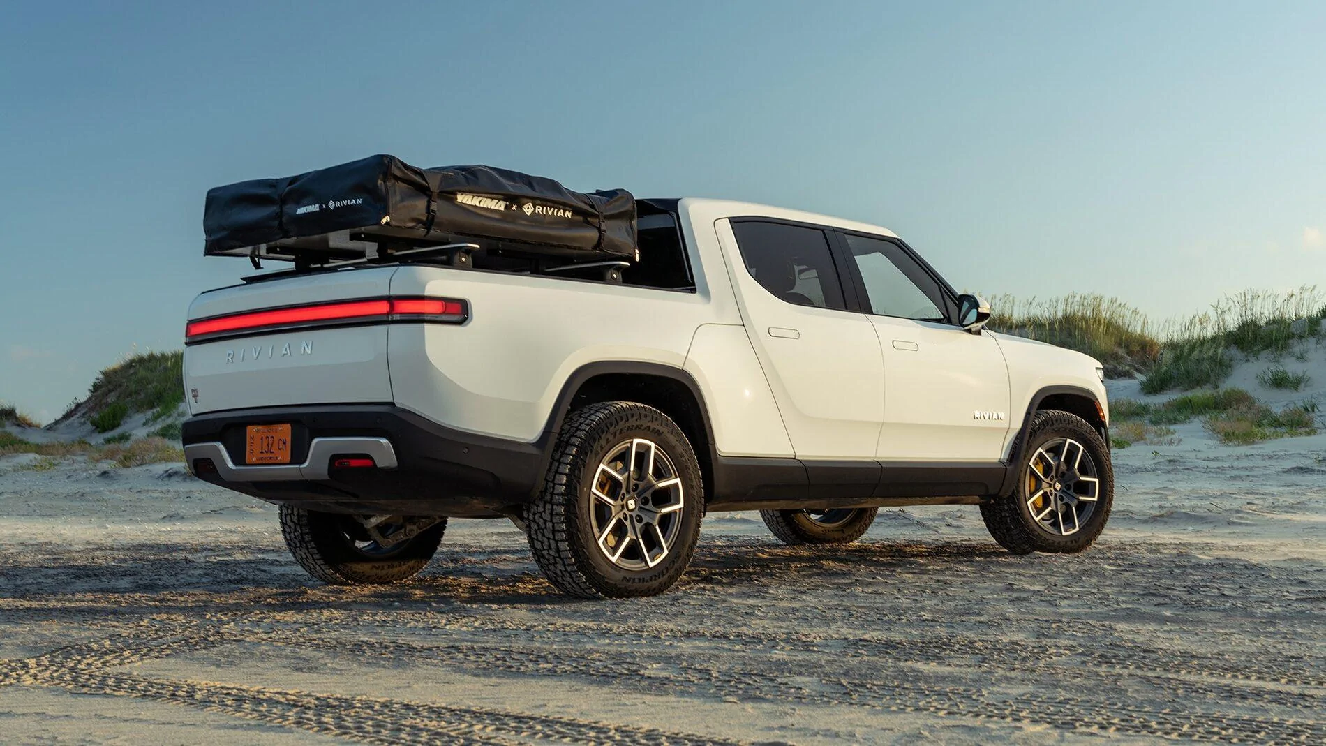 Rivian R1T R1S Motor Trend Review: The 2022 Rivian R1T Is the Most Remarkable Pickup We’ve Ever Driven 2022-Rivian-R1T-46