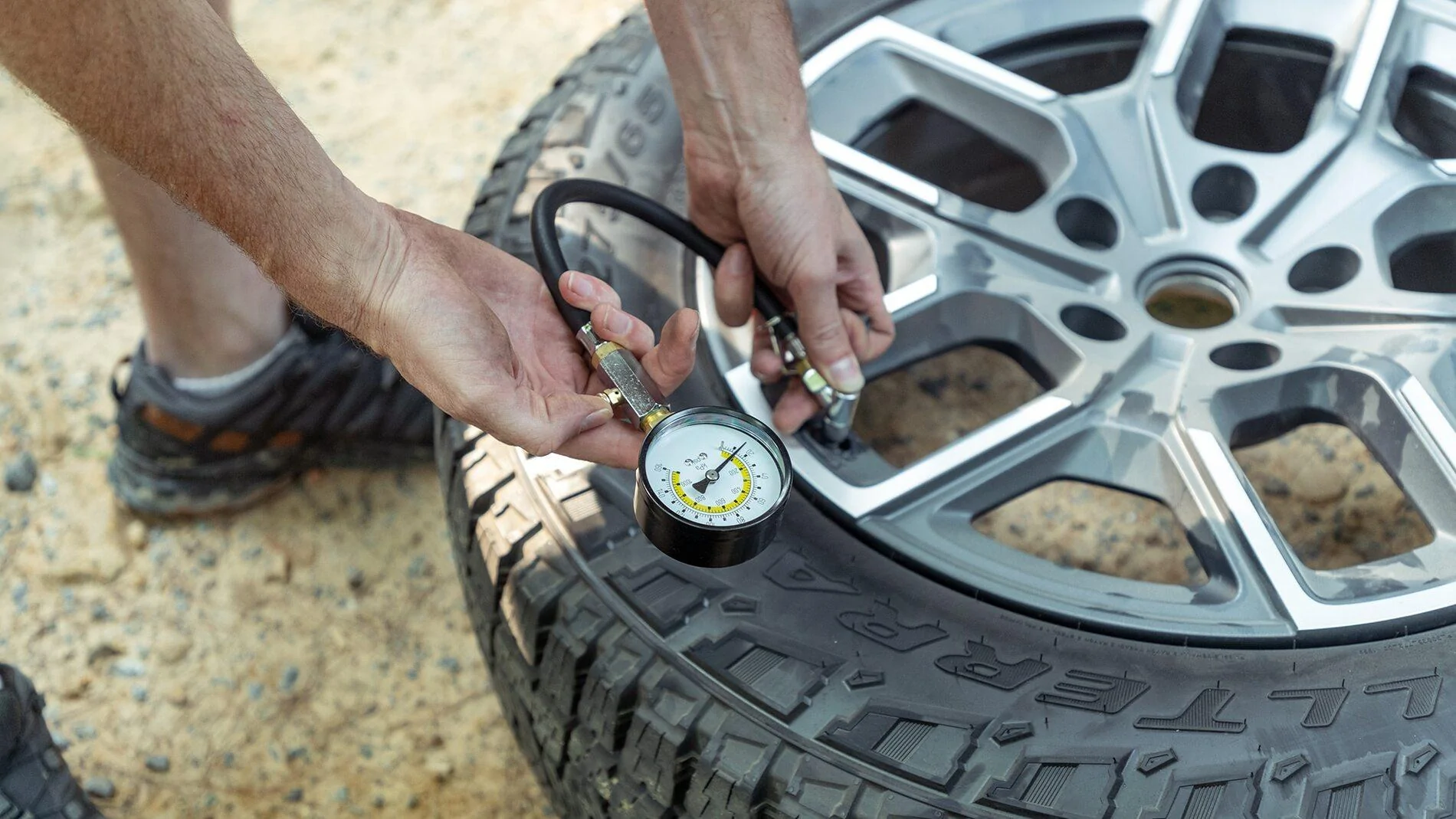 Rivian R1T R1S Motor Trend Review: The 2022 Rivian R1T Is the Most Remarkable Pickup We’ve Ever Driven 2022-Rivian-R1T-Spare-Tire-Explained-3