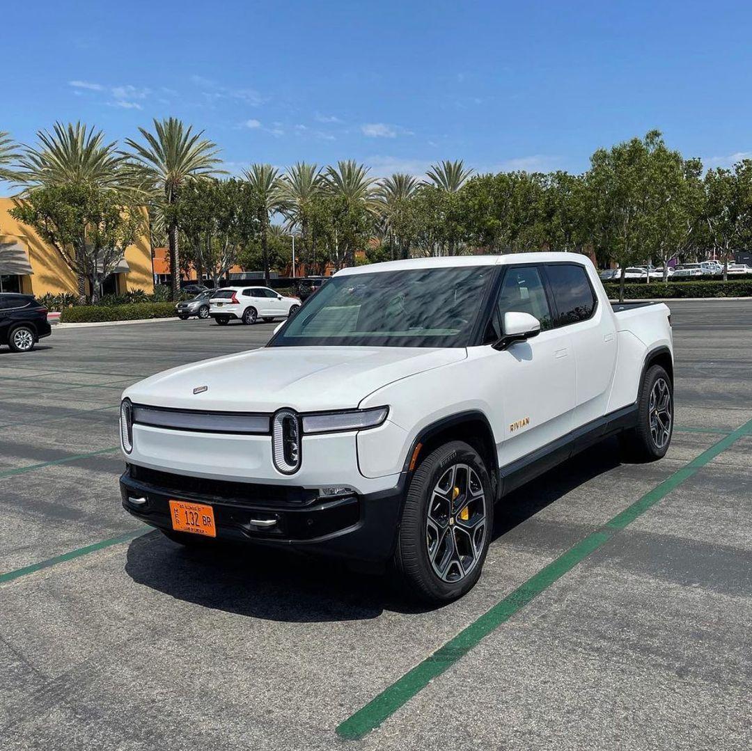 Rivian R1T R1S GLACIER WHITE R1T  Photos Glacier White R1T Rivian Pickup Truck 1