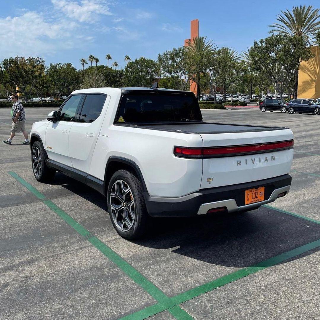 Rivian R1T R1S GLACIER WHITE R1T  Photos Glacier White R1T Rivian Pickup Truck 2