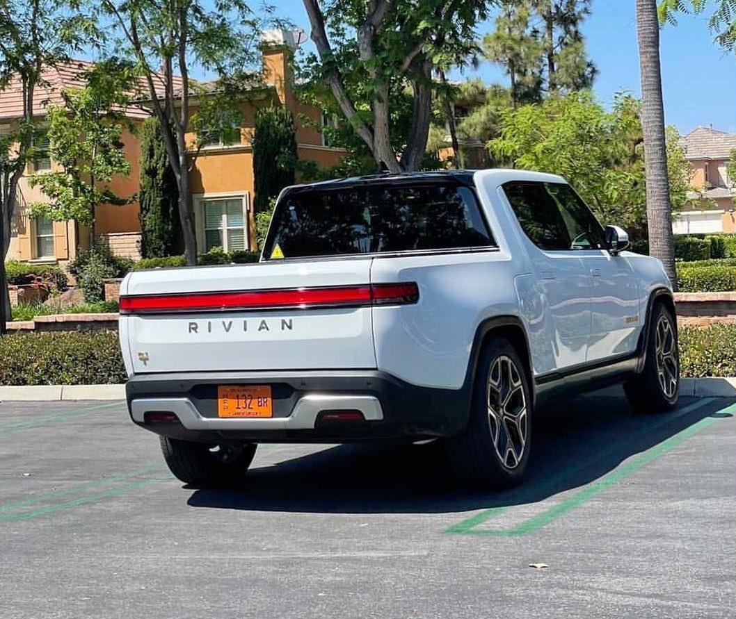 Rivian R1T R1S GLACIER WHITE R1T  Photos Glacier White Rivian R1T pickup truck