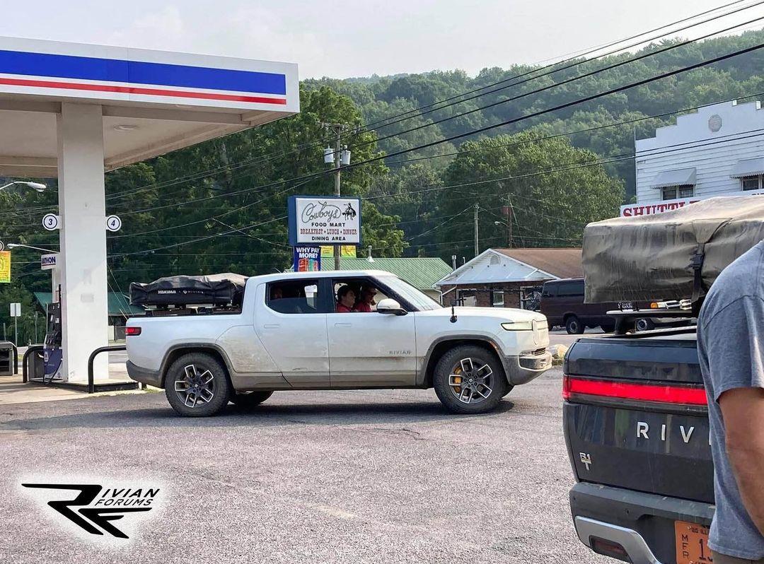 Rivian R1T R1S GLACIER WHITE R1T  Photos LA Silver R1T Rivian In the Wild 1