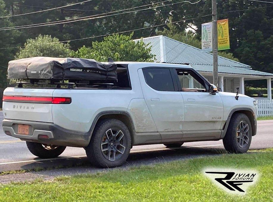 Rivian R1T R1S GLACIER WHITE R1T  Photos LA Silver R1T Rivian In the Wild 2