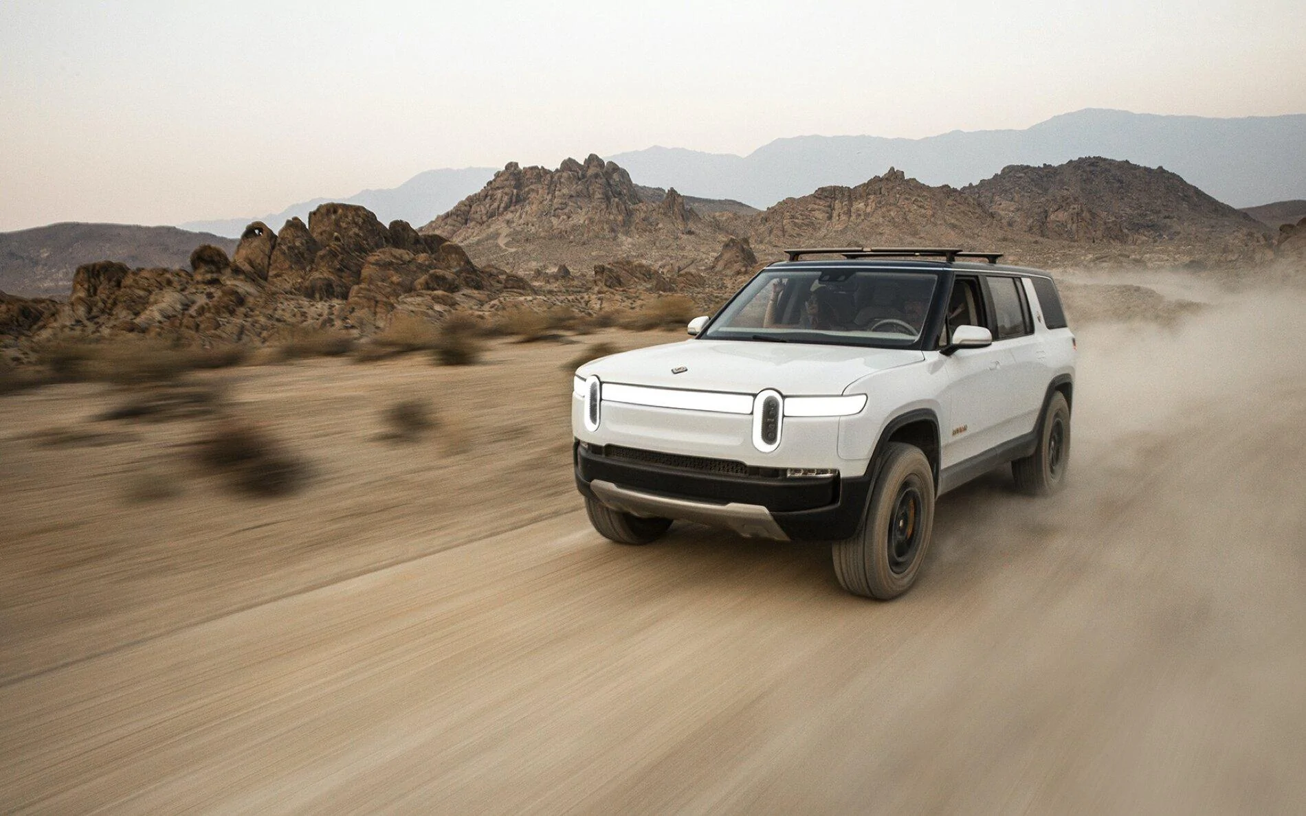 Glacier White R1S SUV 6.webp