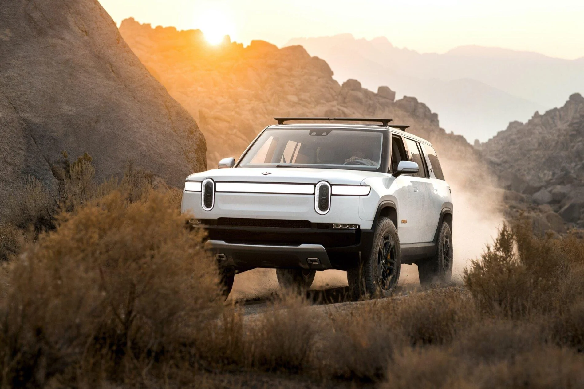 Glacier White R1S SUV 4.webp