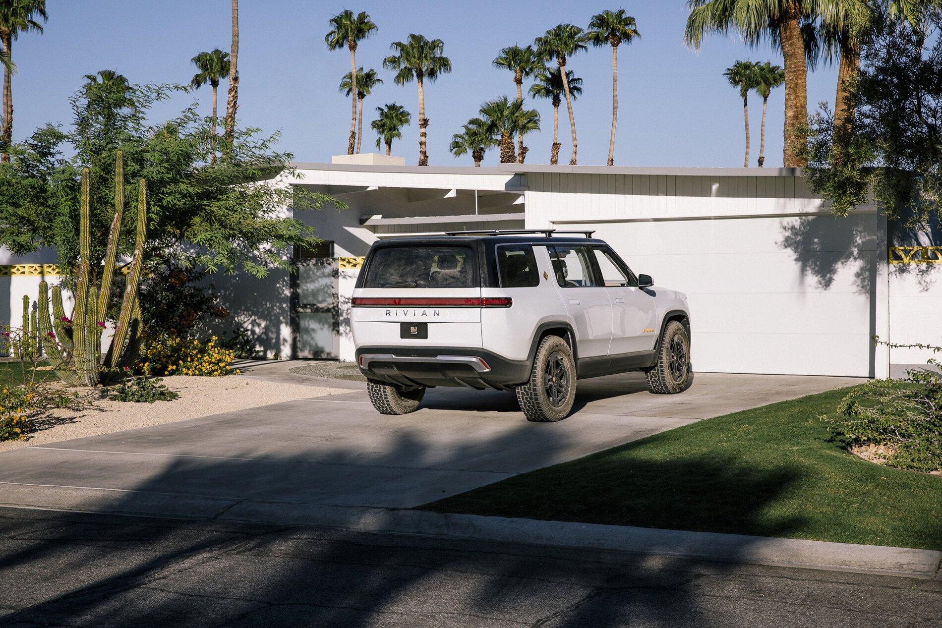 Glacier White R1S SUV 3.jpg