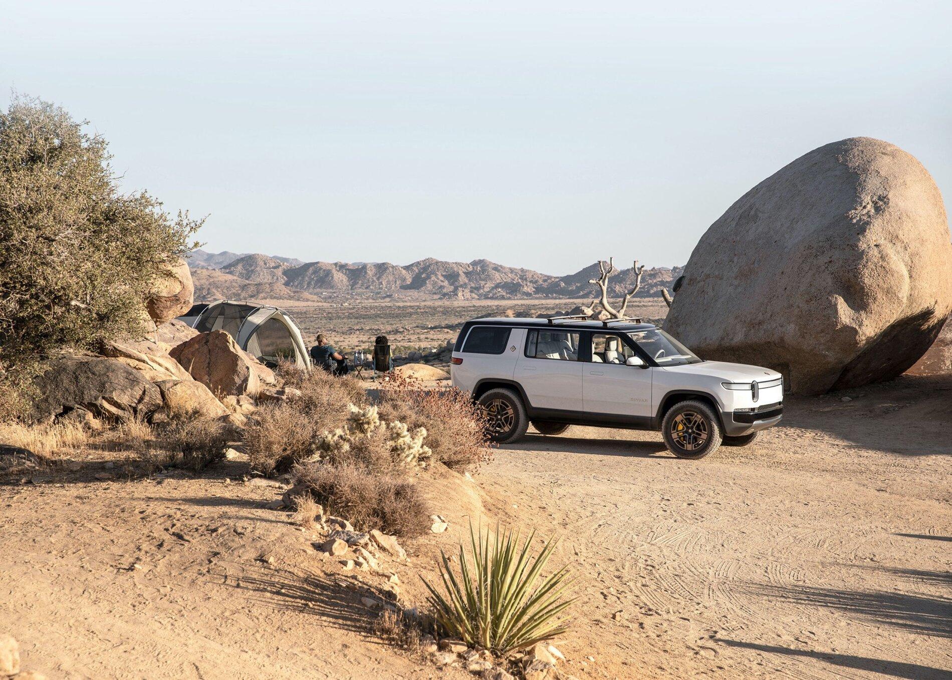 Glacier White R1S SUV 2.jpg