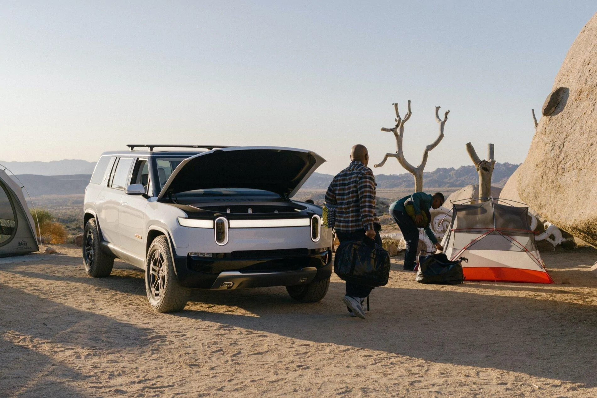 Glacier White R1S SUV 1.webp