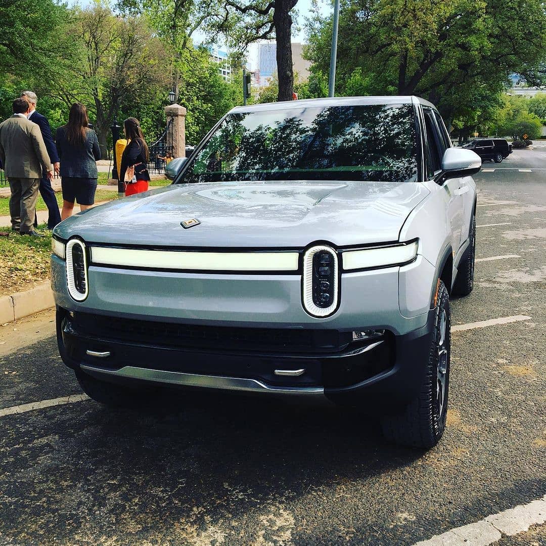 Rivian R1T R1S LA SILVER Rivian Photos LA Silver Rivian R1T Pickup Truck 9