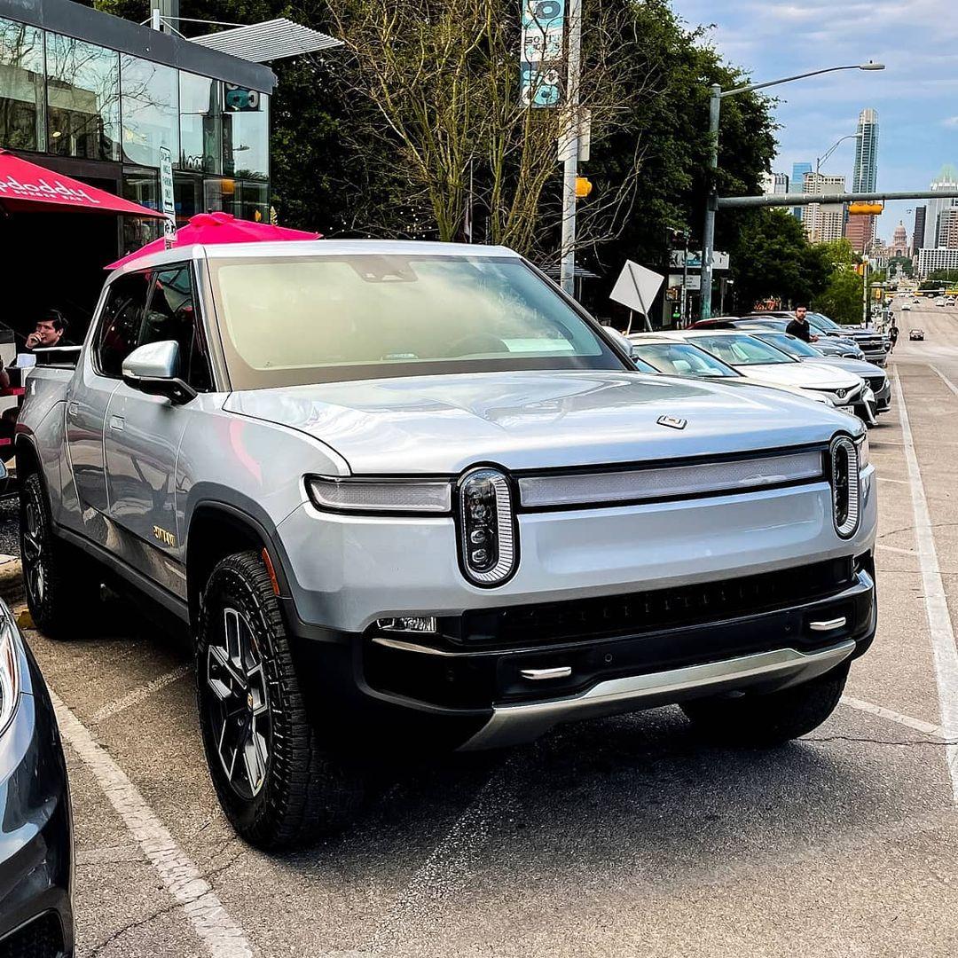 Rivian R1T R1S LA SILVER Rivian Photos LA Silver Rivian R1T Pickup Truck 8
