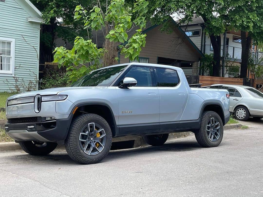 Rivian R1T R1S LA SILVER Rivian Photos LA Silver Rivian R1T Pickup Truck 12