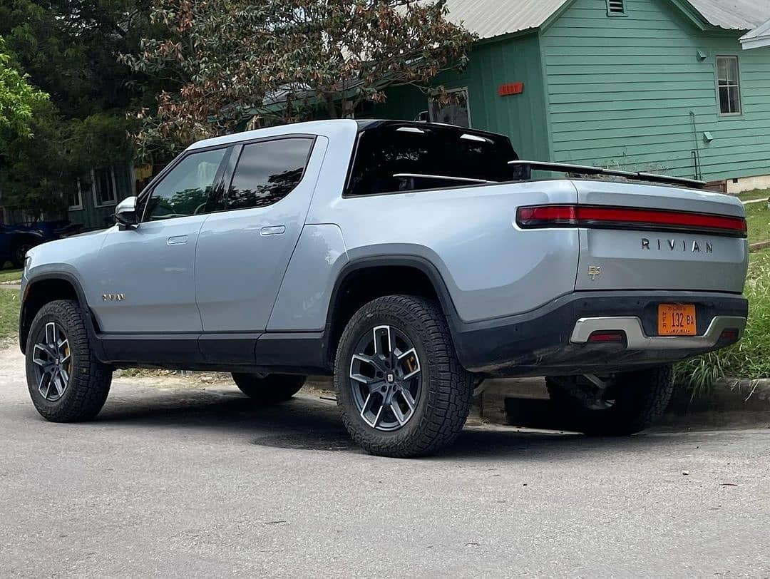 Rivian R1T R1S LA SILVER Rivian Photos LA Silver Rivian R1T Pickup Truck 11