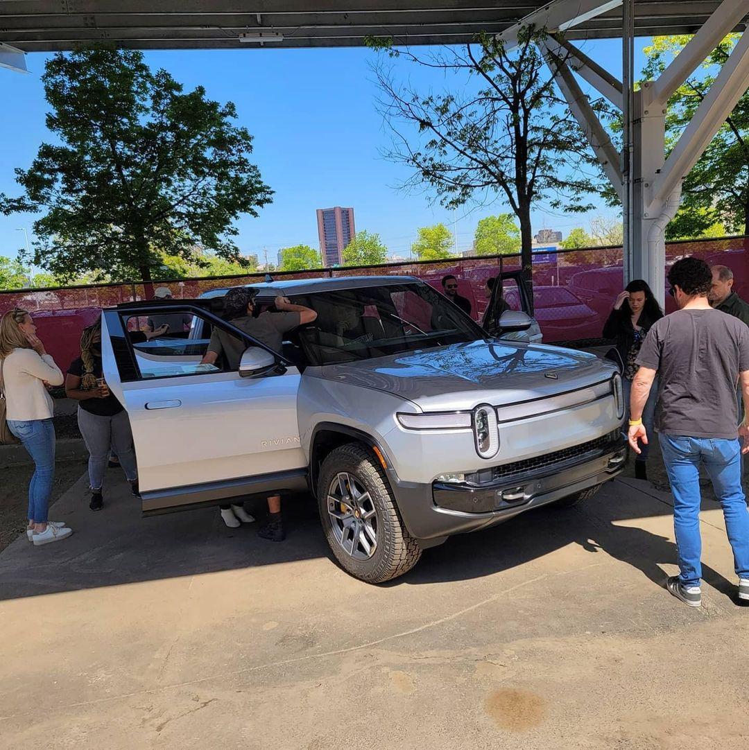 Rivian R1T R1S LA SILVER Rivian Photos LA Silver Rivian R1T Pickup Truck 5