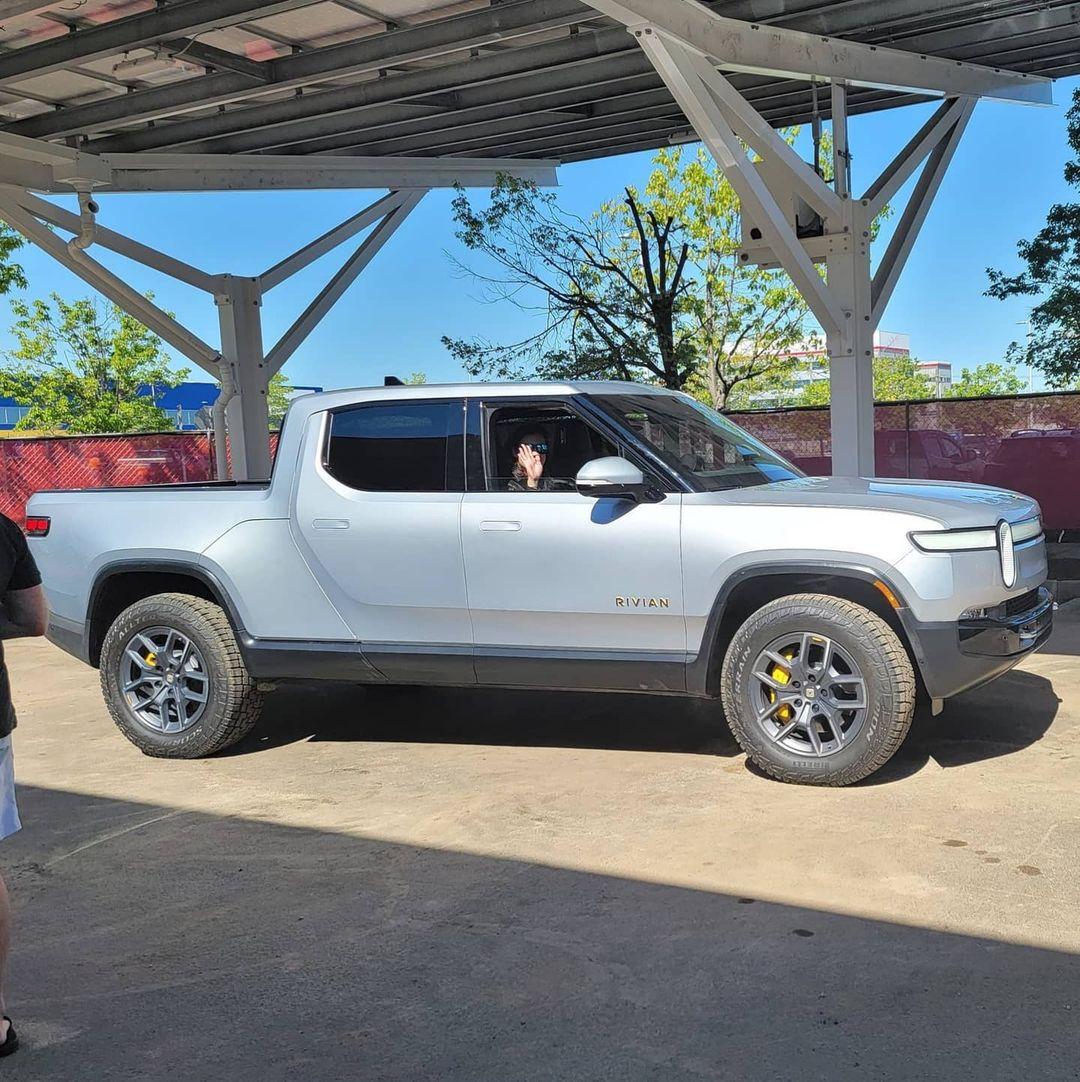 Rivian R1T R1S LA SILVER Rivian Photos LA Silver Rivian R1T Pickup Truck 4