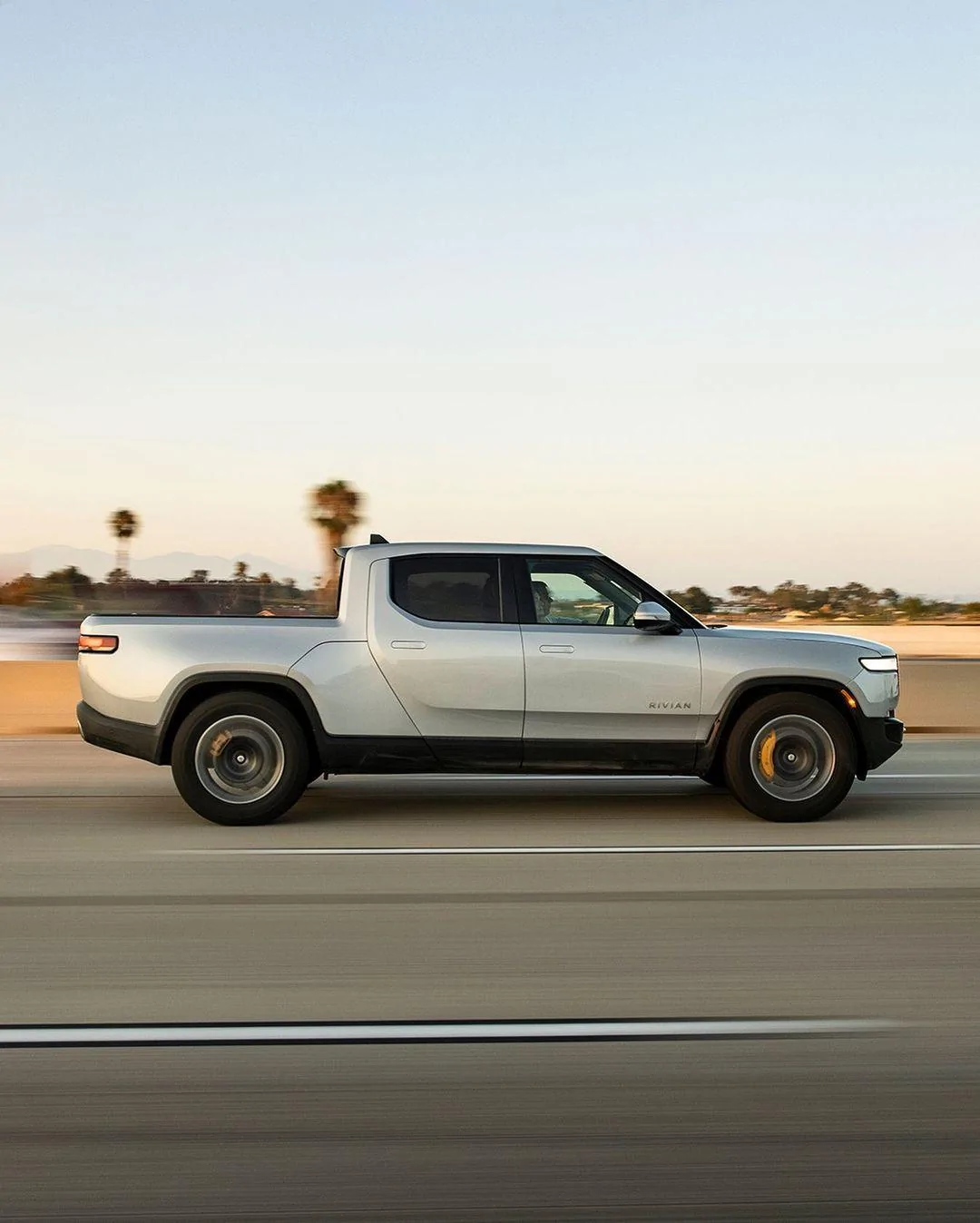 Rivian R1T R1S LA SILVER Rivian Photos LA Silver Rivian R1T Pickup Truck 2