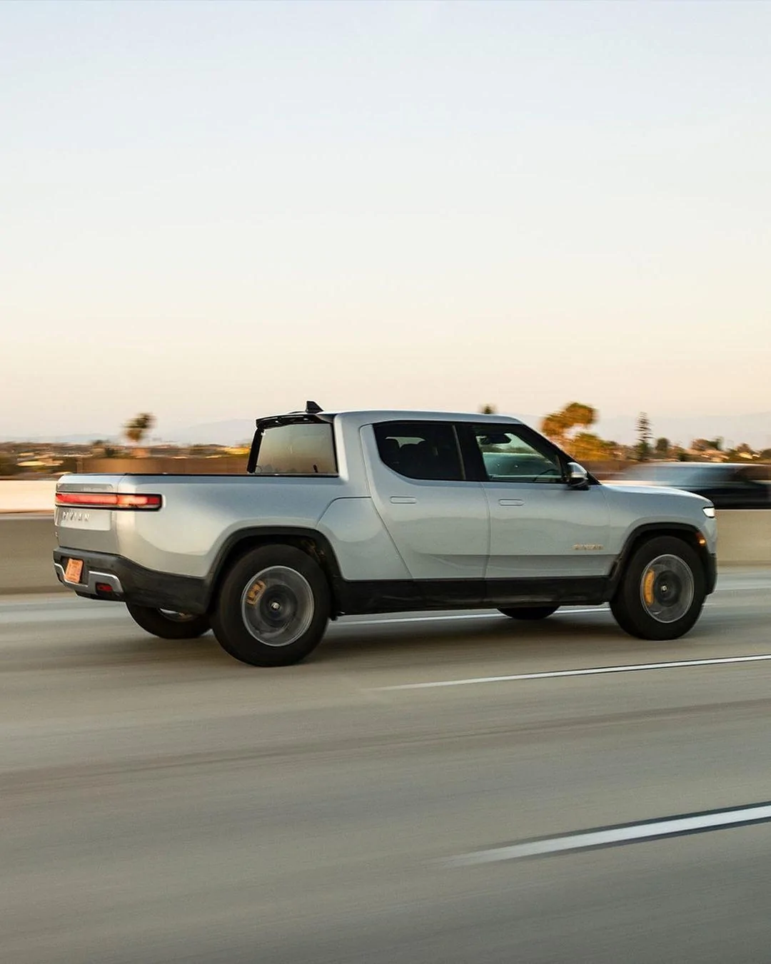 Rivian R1T R1S LA SILVER Rivian Photos LA Silver Rivian R1T Pickup Truck 3
