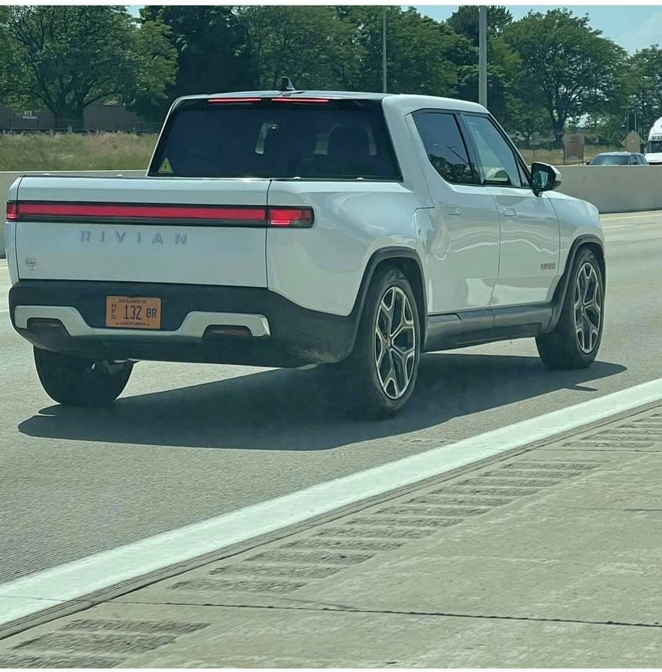 Rivian R1T R1S GLACIER WHITE R1T  Photos rivian-r1t-white-1-jpg.2214