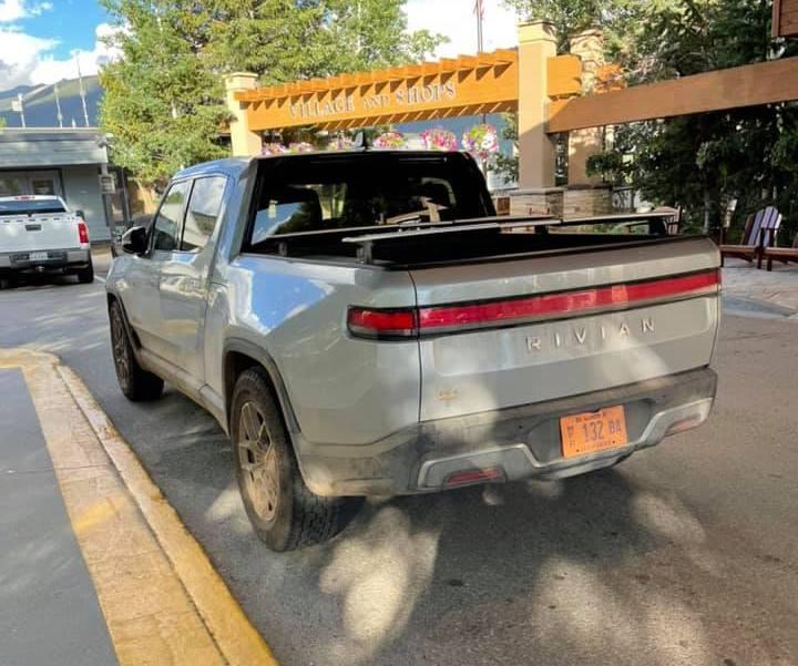 Rivian R1T R1S LA SILVER Rivian Photos LA Silver Rivian R1T Pickup Truck 7