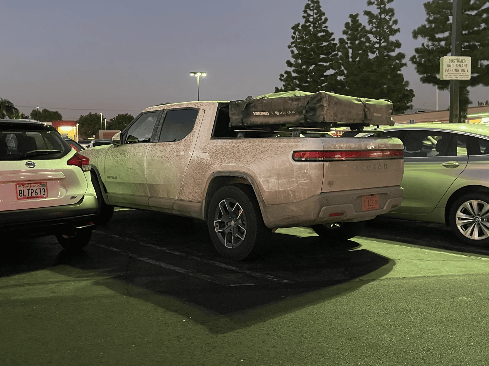 Rivian R1T R1S GLACIER WHITE R1T  Photos Dirty Glacier White R1T Rivian spotted muddy