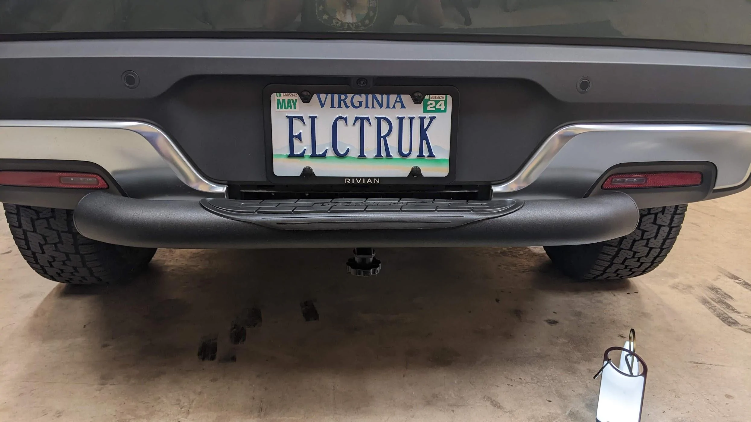 Rivian R1T R1S Go Rhino Universal Hitch Step for 2" Receivers (accessory) installed review & photos 1697908457342