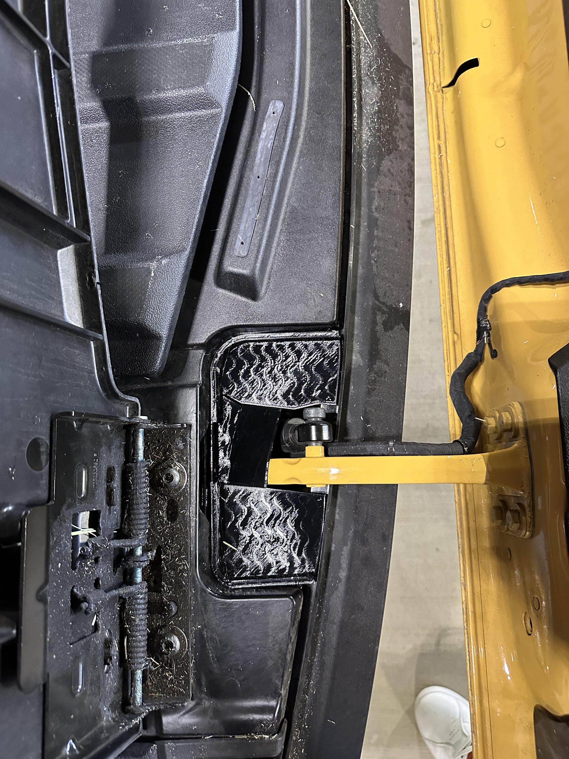 Rivian R1T R1S R1T Tailgate Abyss Cover! tempImagelAXN3a