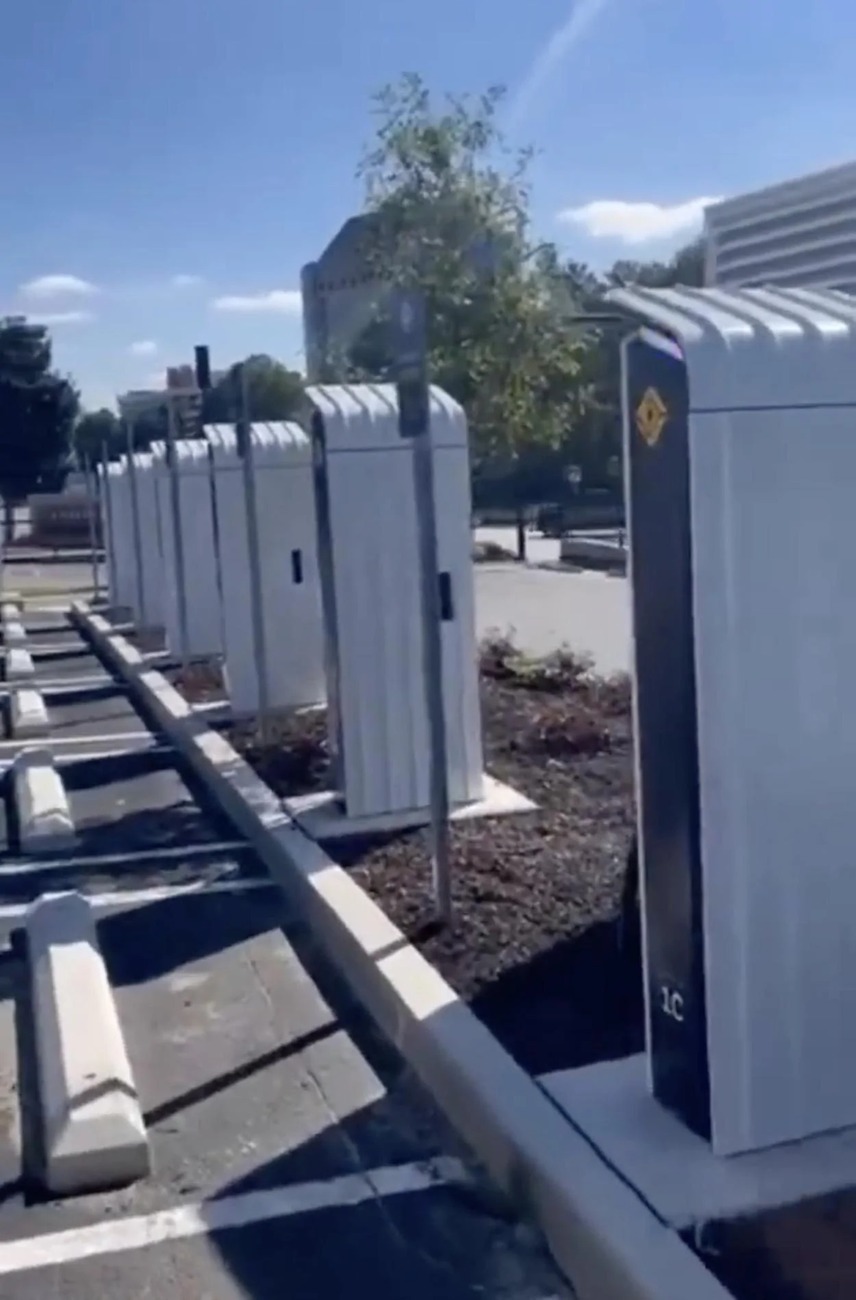 Rivian R1T R1S RAN Atlanta is open @ Cumberland Mall (9 charging stations) rivian ran atlanta charging station