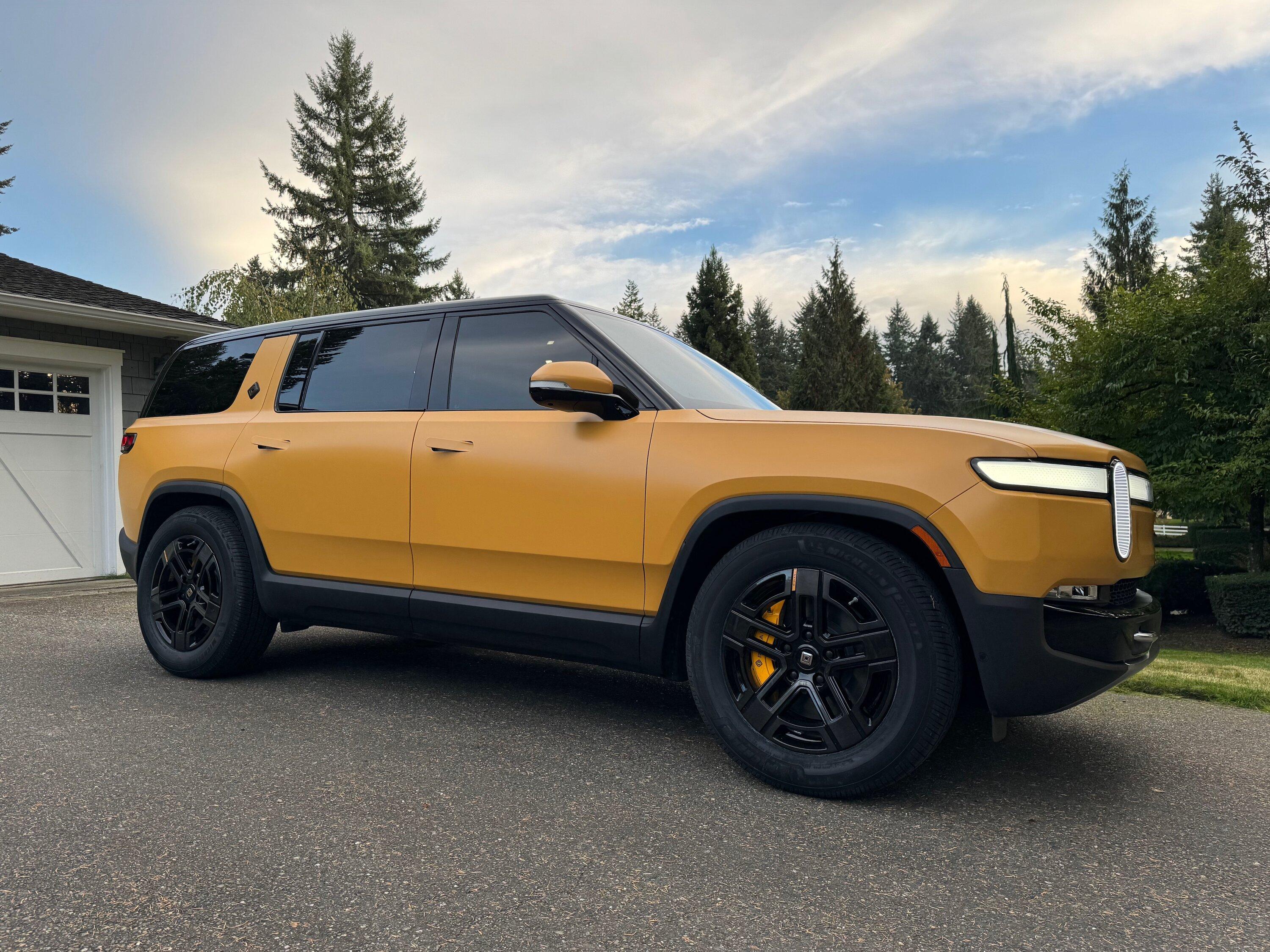 Rivian R1T R1S ? COMPASS YELLOW R1S  Photos IMG_1828