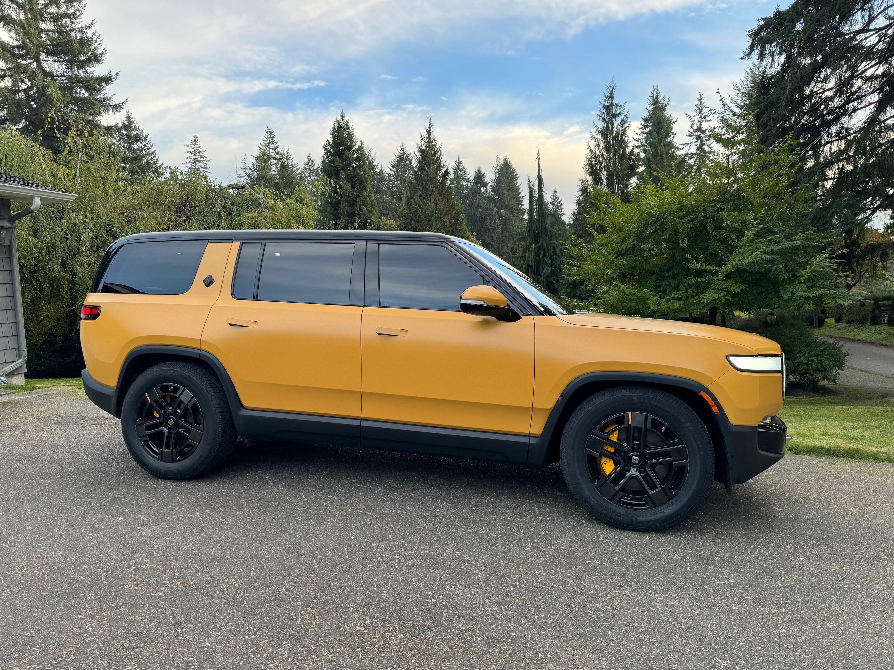 Rivian R1T R1S ? COMPASS YELLOW R1S  Photos IMG_1827