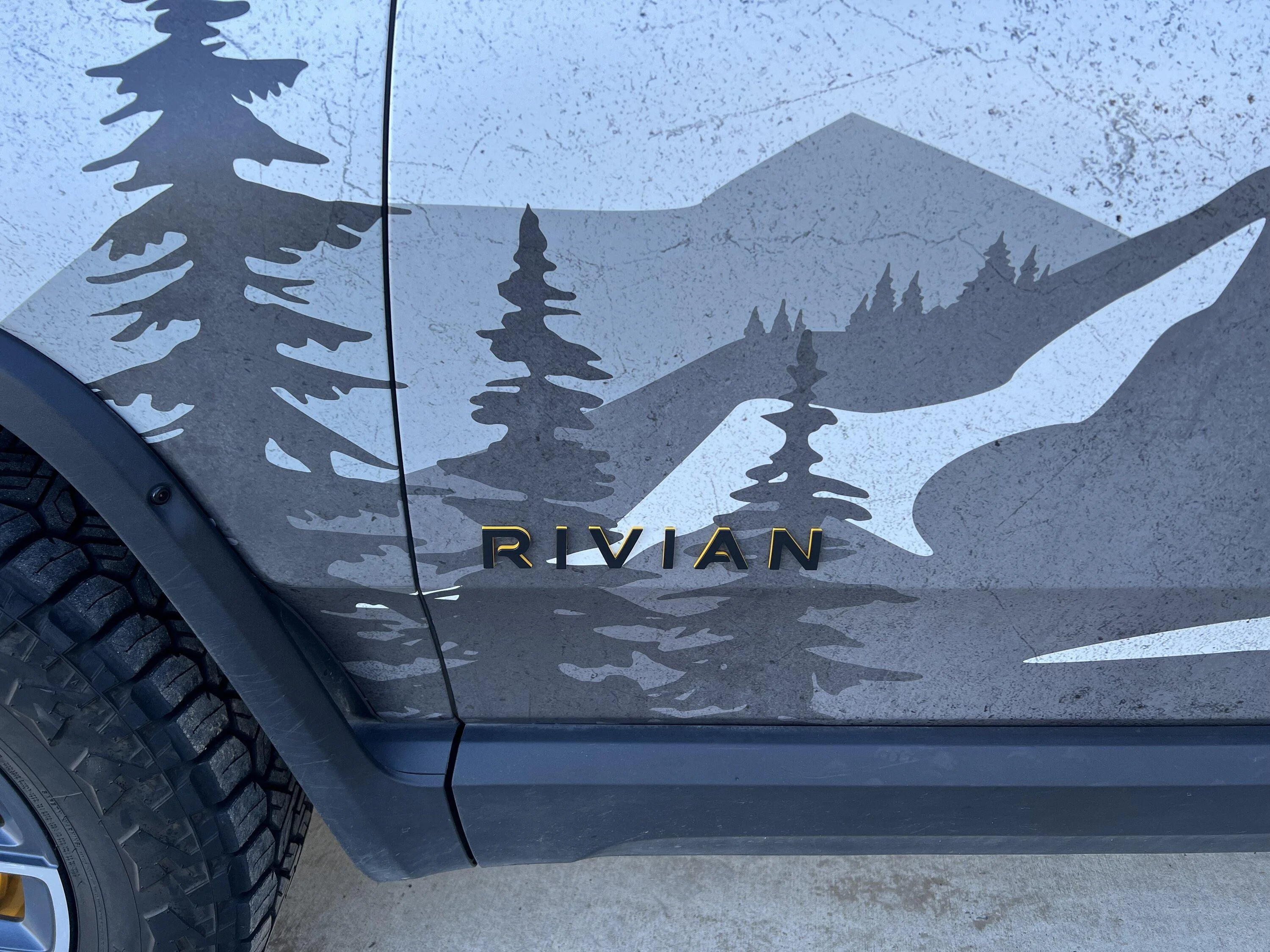 Rivian R1T R1S No Yellow Badging with Dual-Motor IMG_5228