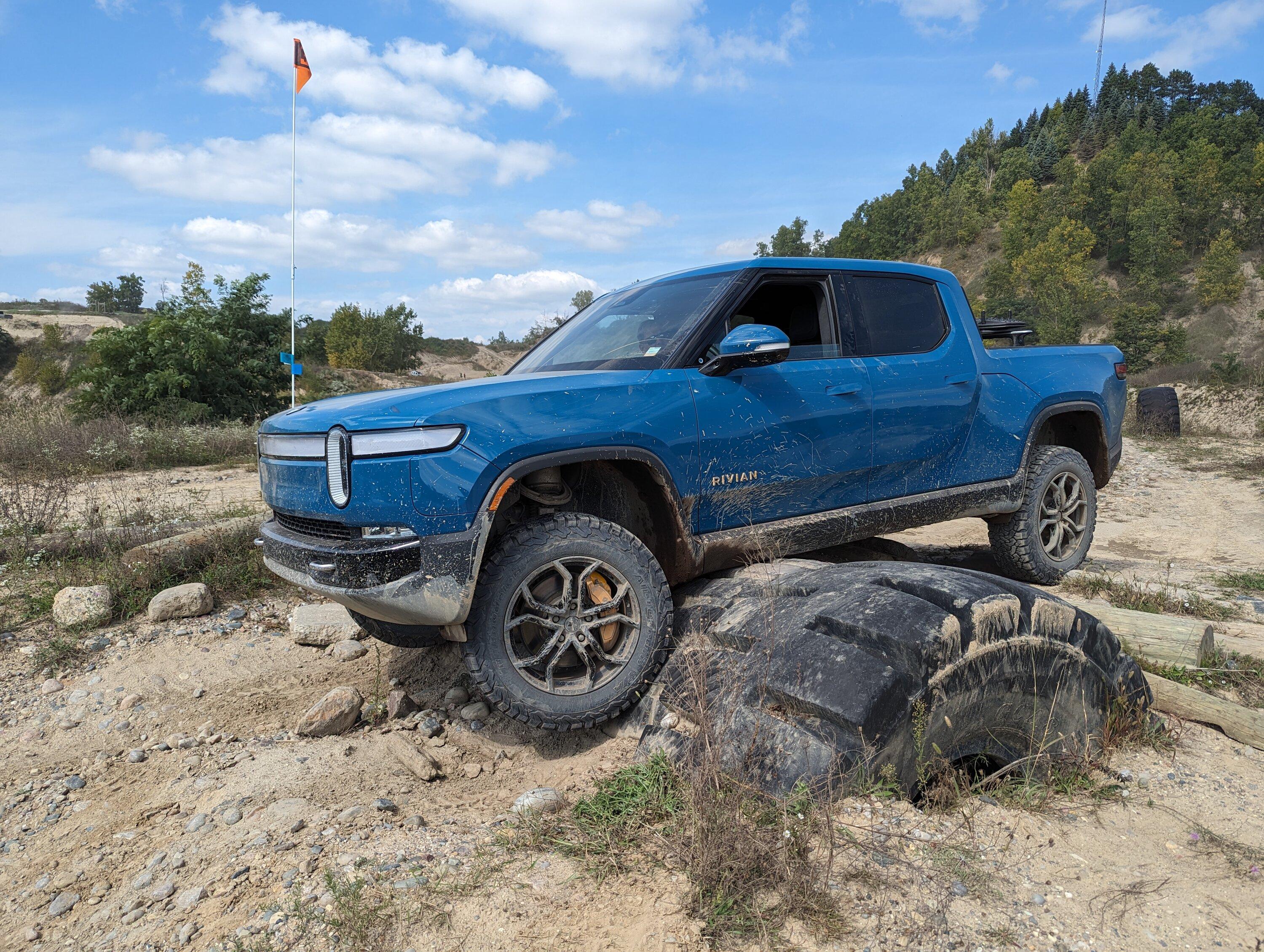 Rivian R1T R1S Exciting first look @ Rivian Lift System by DCE / Weistec!! 1000001895