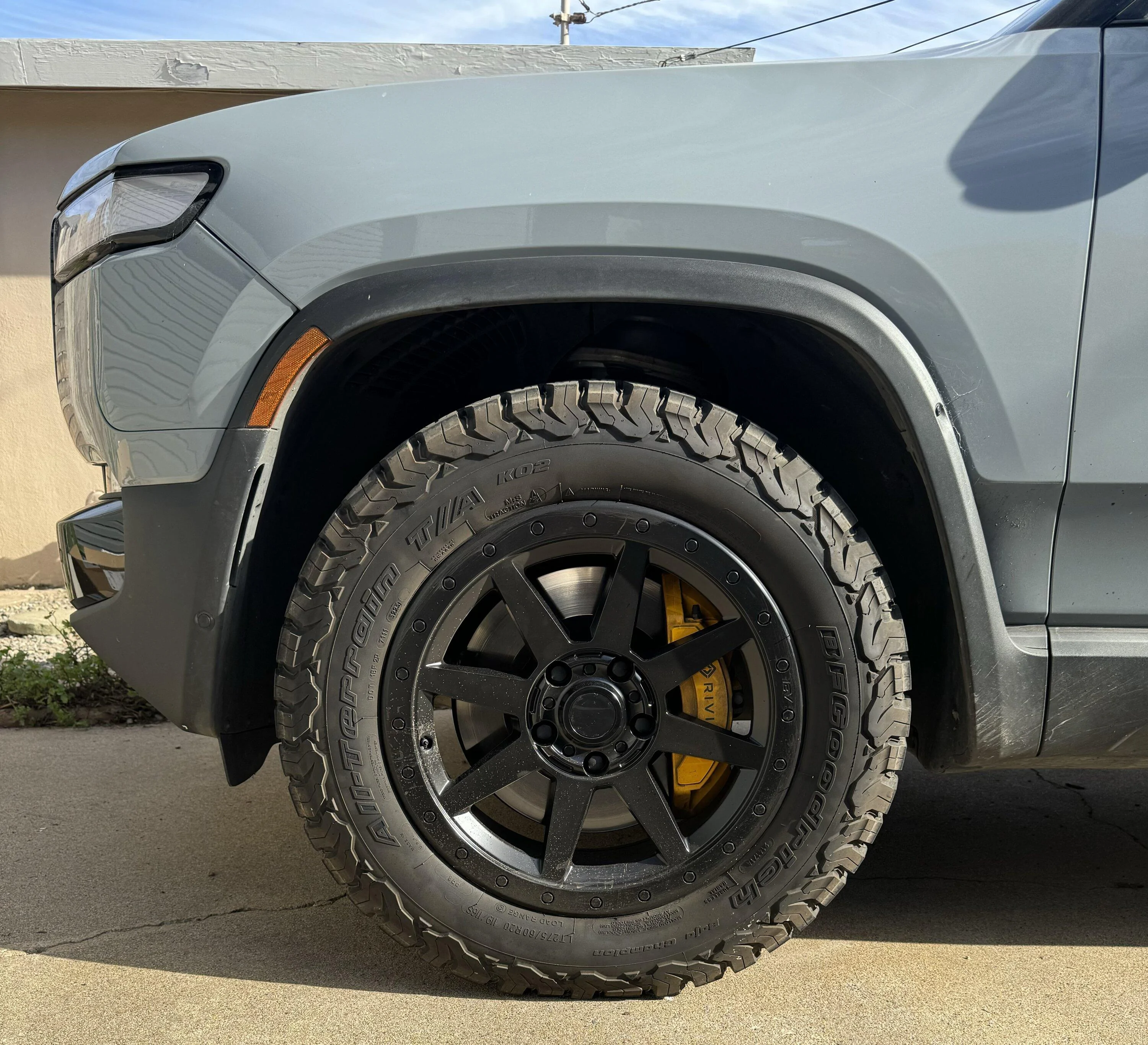 Rivian R1T R1S New 21" tire option - Michelin Defender LTX M/S 2 275/55-21 @ $380 IMG_3277