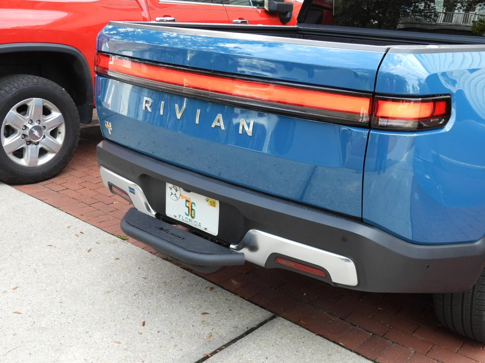 Rivian R1T R1S NiLight Hitch Receiver Step installed DSCN0105