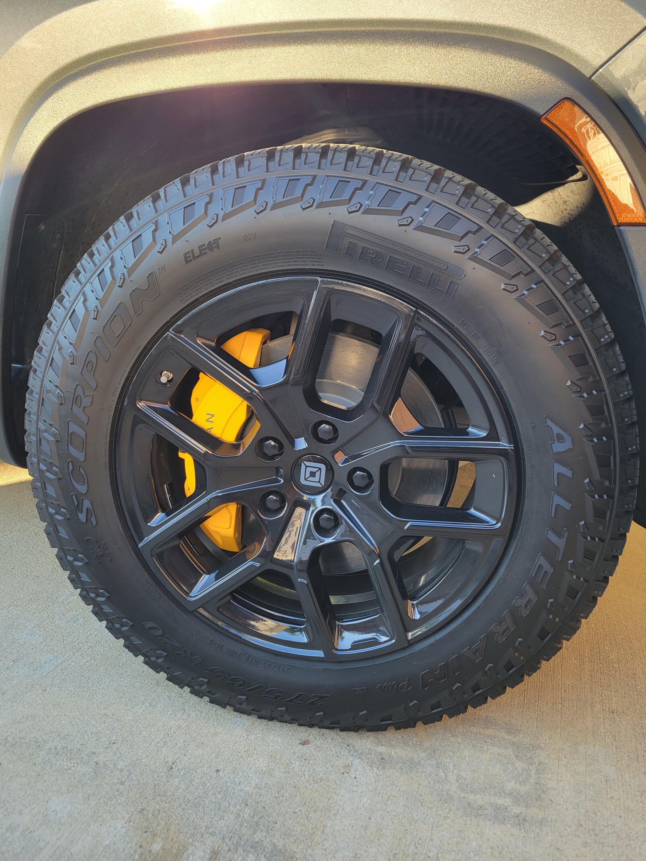 Rivian R1T R1S Are 21” and 20” center caps the same size? 20231103_082005