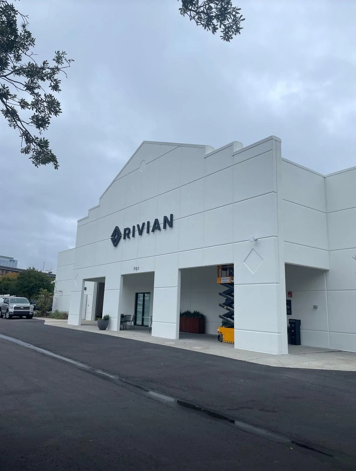 Rivian R1T R1S Tampa Service Center - July '22 update IMG_6426
